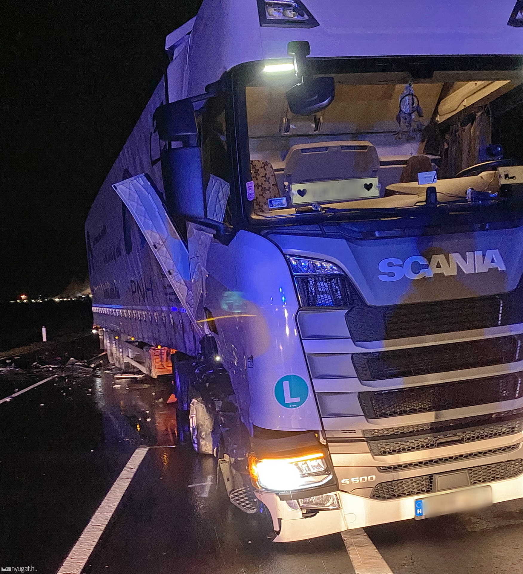 Lekapcsolt lámpával hajtott magyar kamionba a Renault