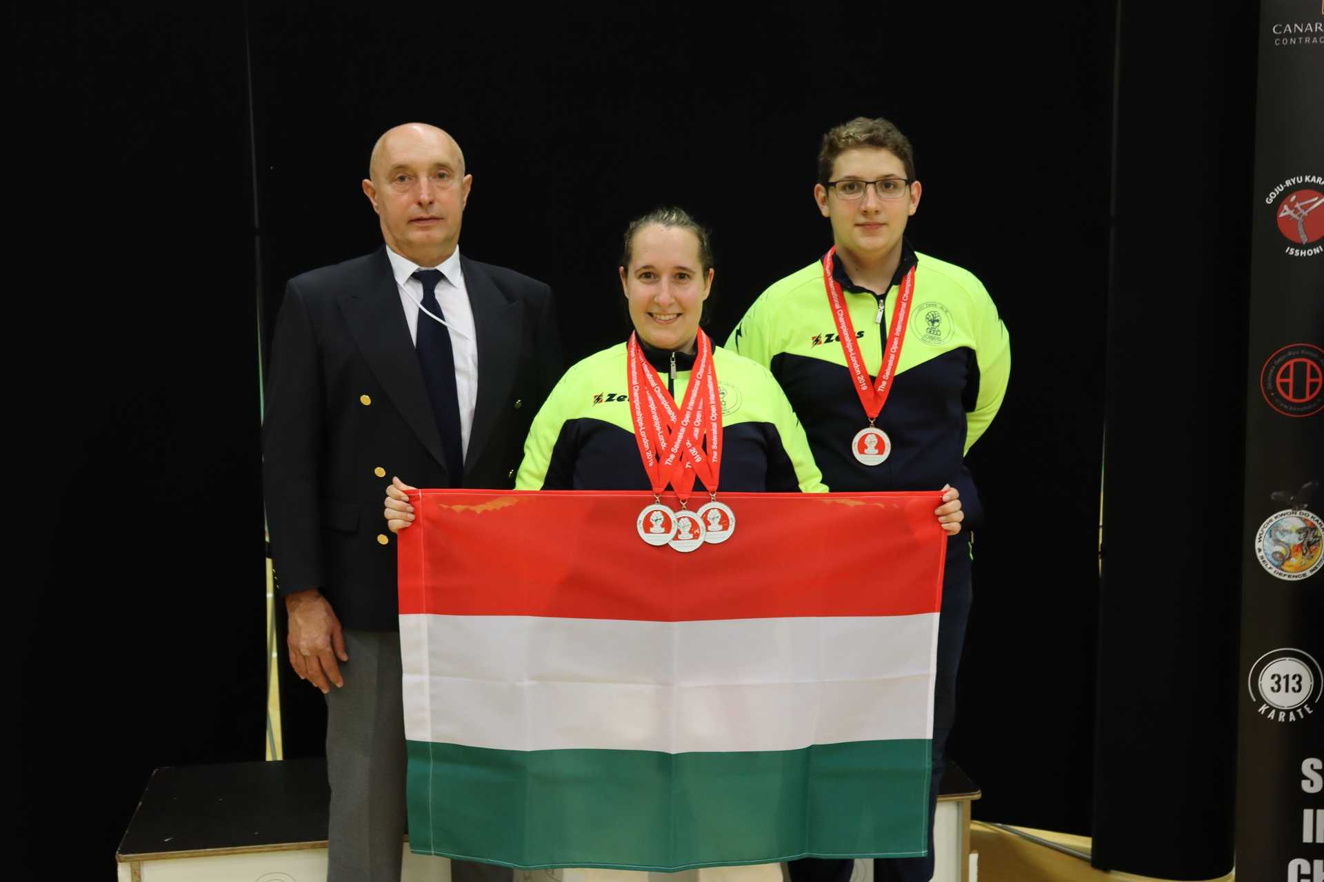 Kondics Levente, Gál Enikő és Gál Róbert edző a londoni Seiwakai International Championshipen