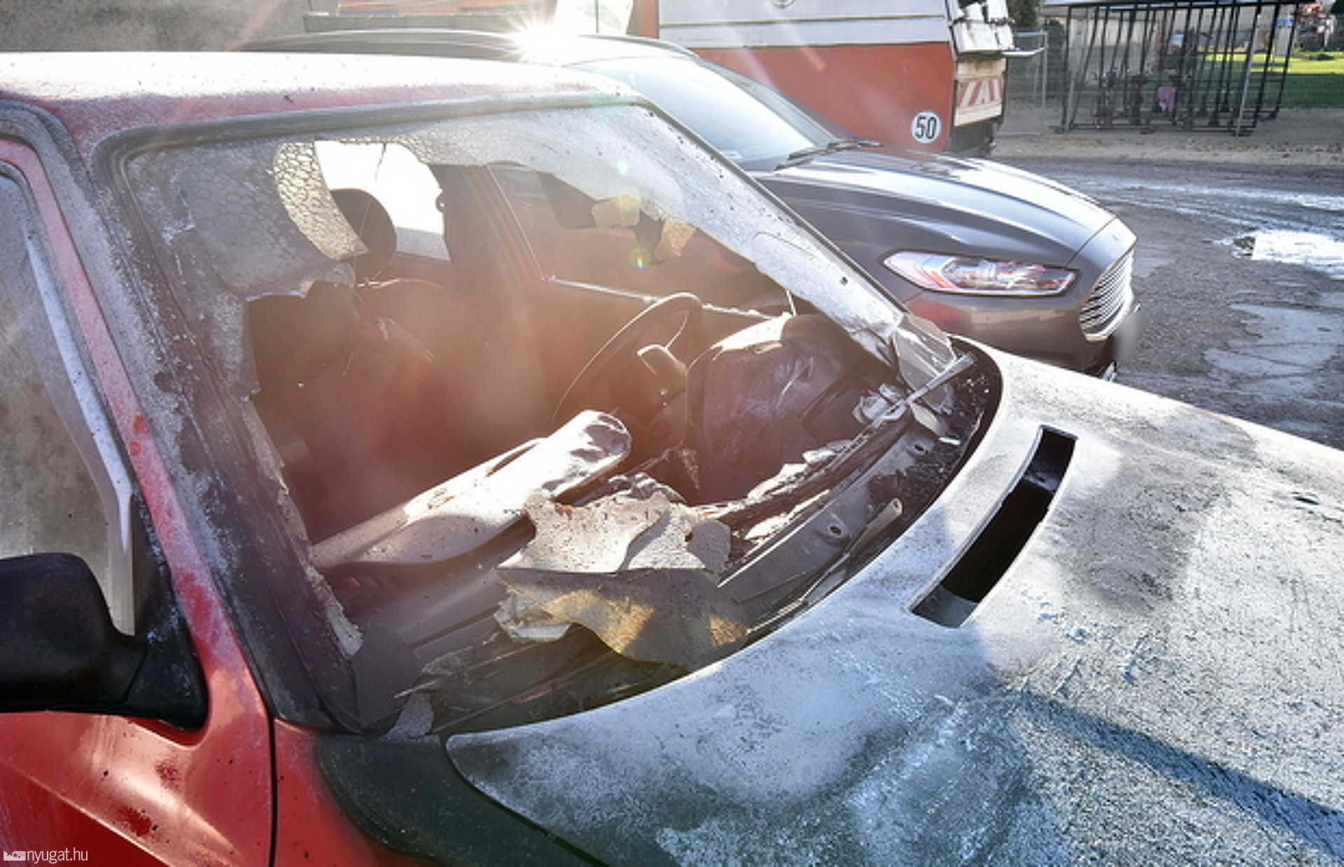 Skoda gyulladt ki egy nagy faipari cég kerítése mellett Szombathelyen 