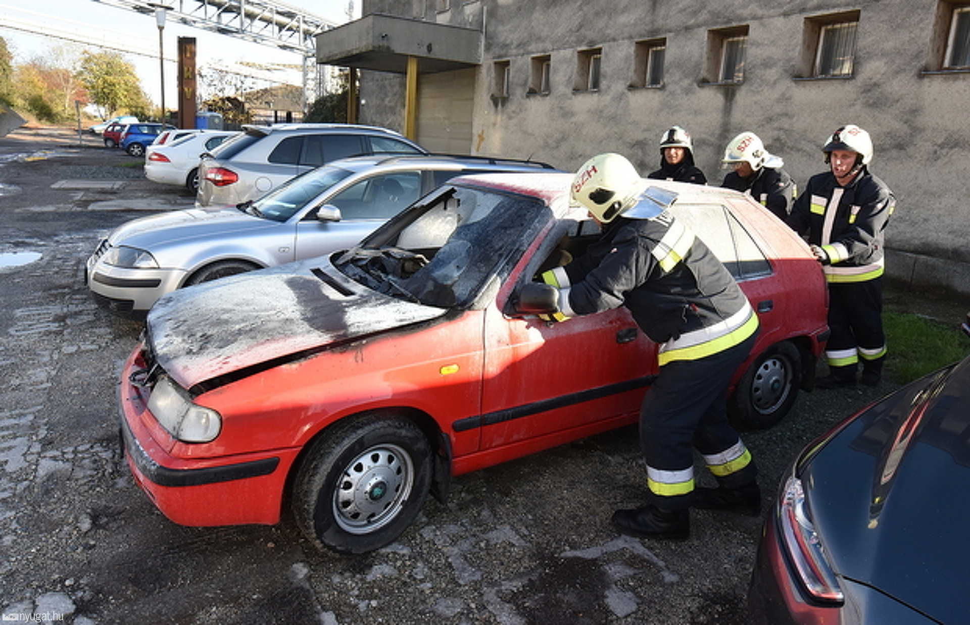 Skoda gyulladt ki egy nagy faipari cég kerítése mellett Szombathelyen 