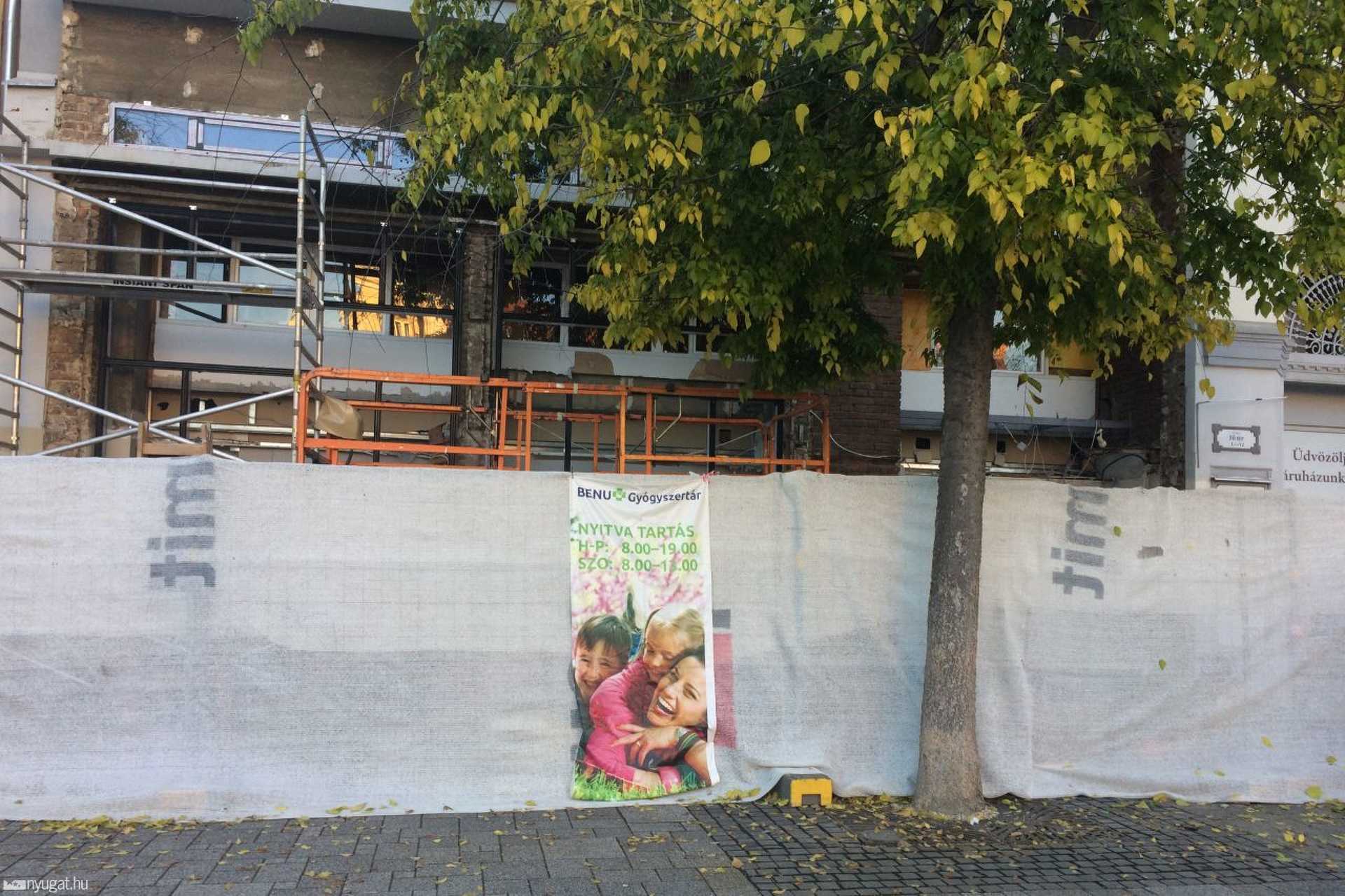 Felállványozták a volt Centrum áruház épületét