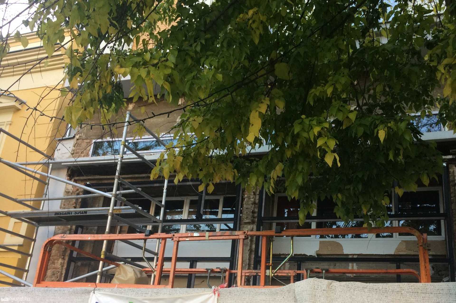 Felállványozták a volt Centrum áruház épületét