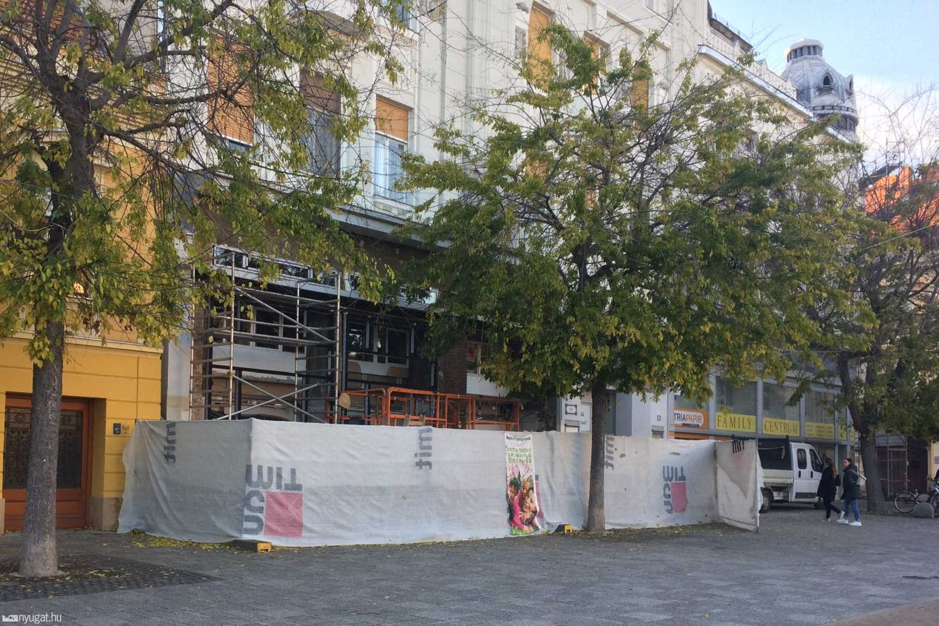 Felállványozták a volt Centrum áruház épületét