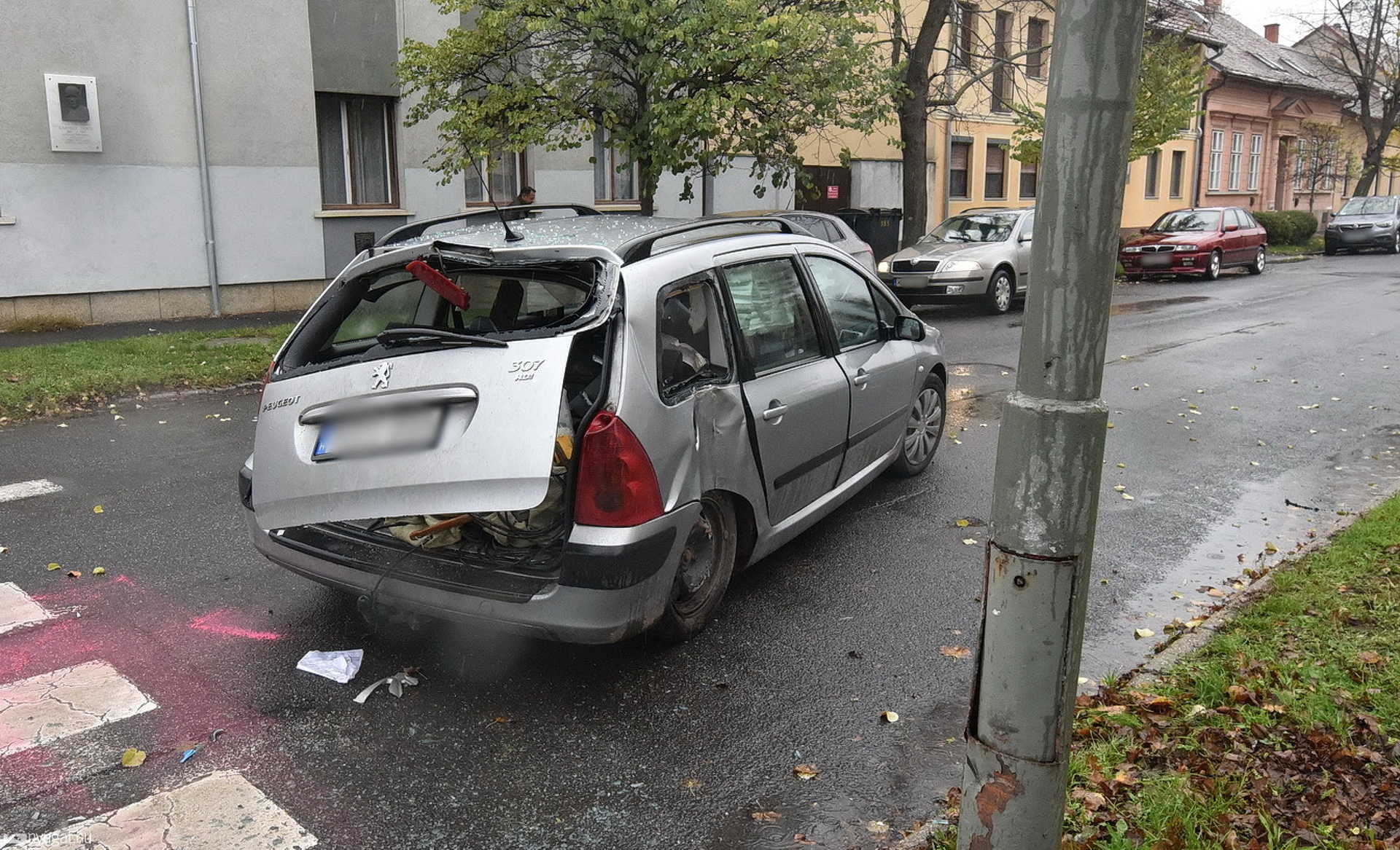 Oszlopnak csapódott a VW elé hajtó Peugeot Szombathelyen 