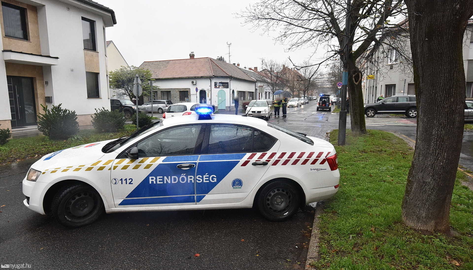 Oszlopnak csapódott a VW elé hajtó Peugeot Szombathelyen 