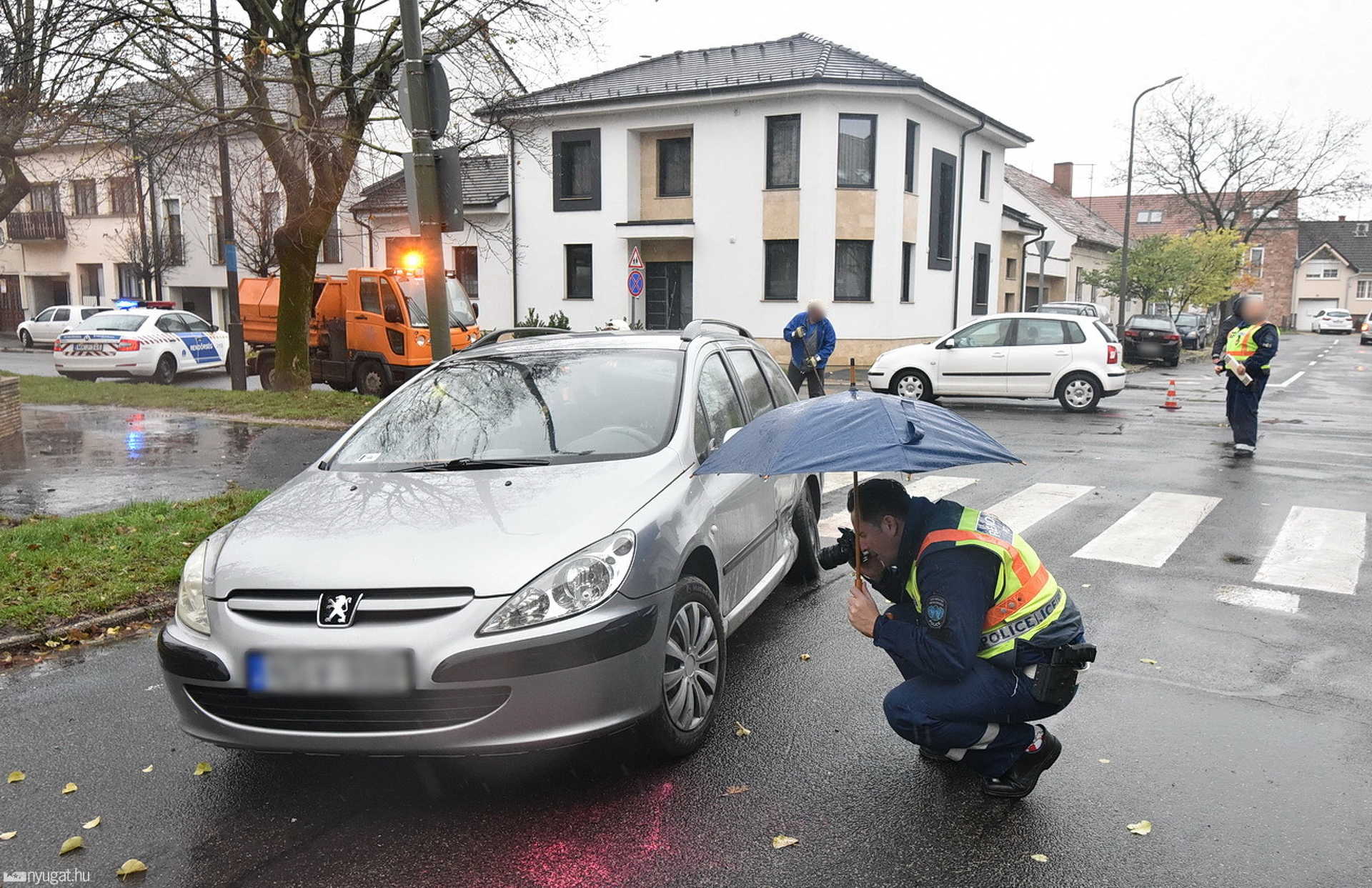 Oszlopnak csapódott a VW elé hajtó Peugeot Szombathelyen 