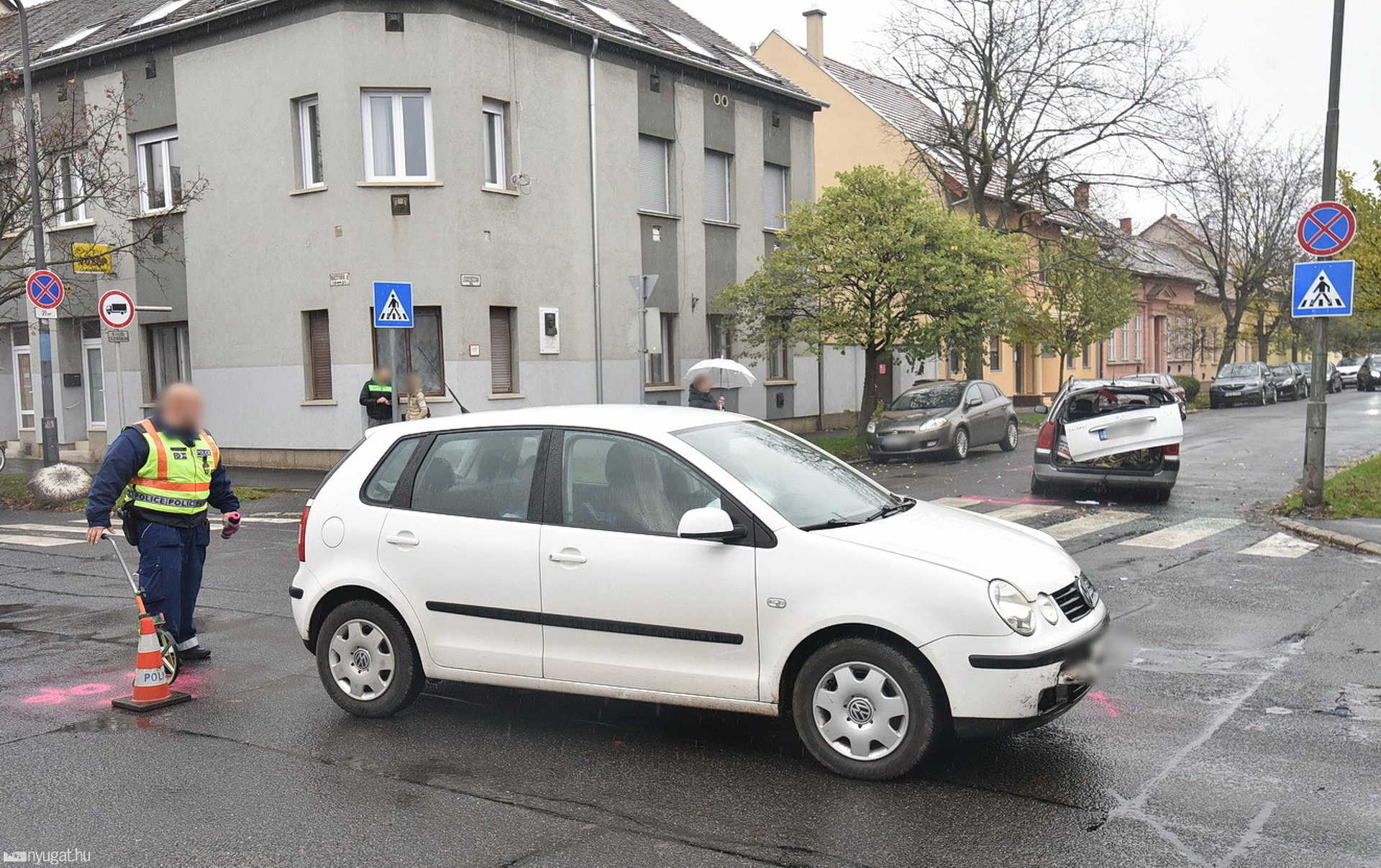 Oszlopnak csapódott a VW elé hajtó Peugeot Szombathelyen 