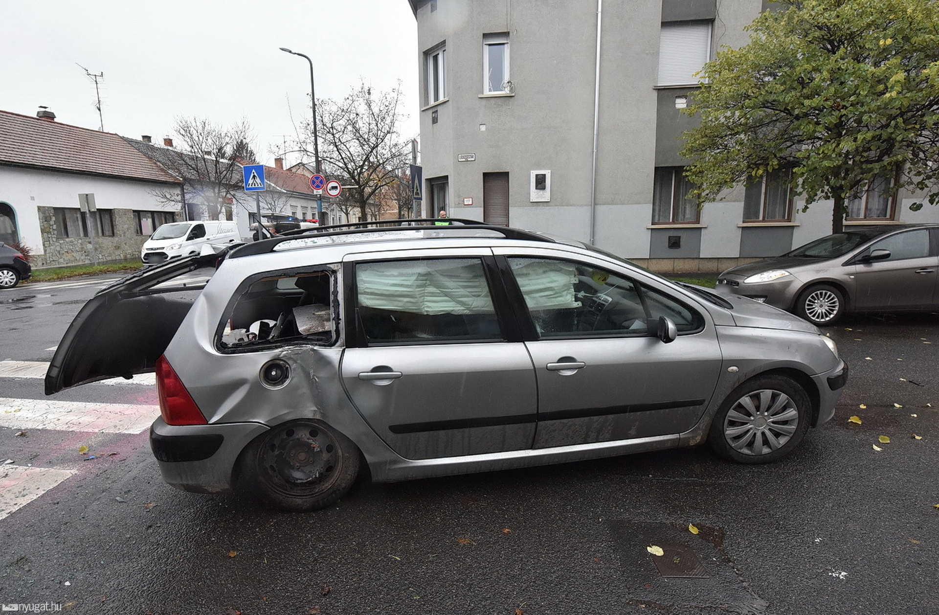 Oszlopnak csapódott a VW elé hajtó Peugeot Szombathelyen 