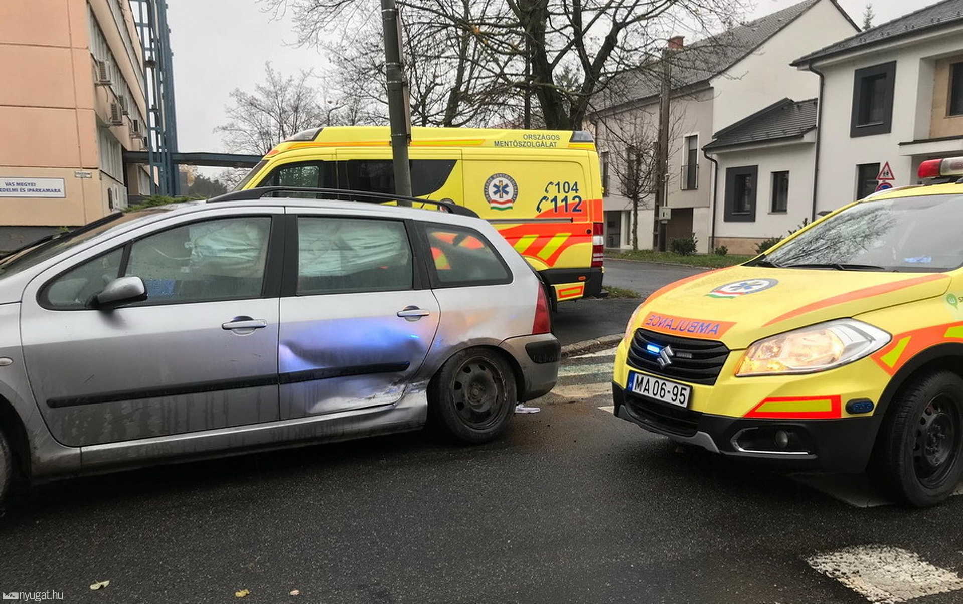 Oszlopnak csapódott a VW elé hajtó Peugeot Szombathelyen 