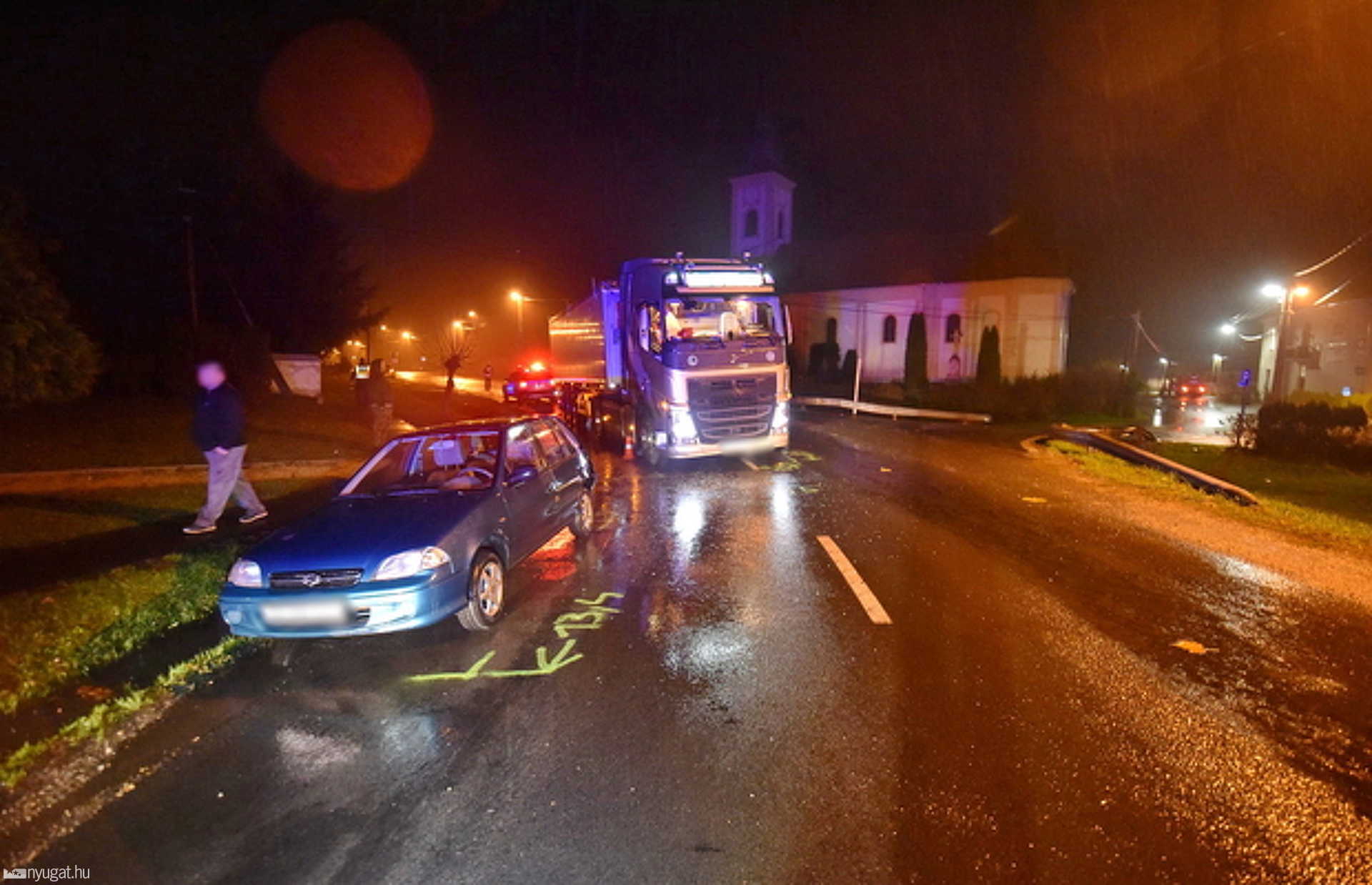 Kigyulladt Citroen és Suzukiba csúszó Volvo kamion Rábahídvégen 
