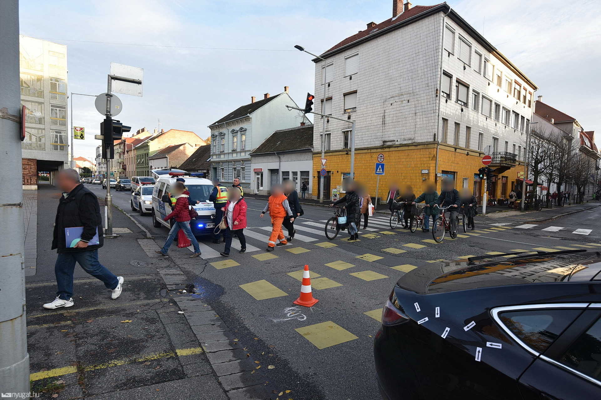 Piros jelzésen áthajtó Mazda sodort el kerékpáros fiút gyalogátkelőhelyen 