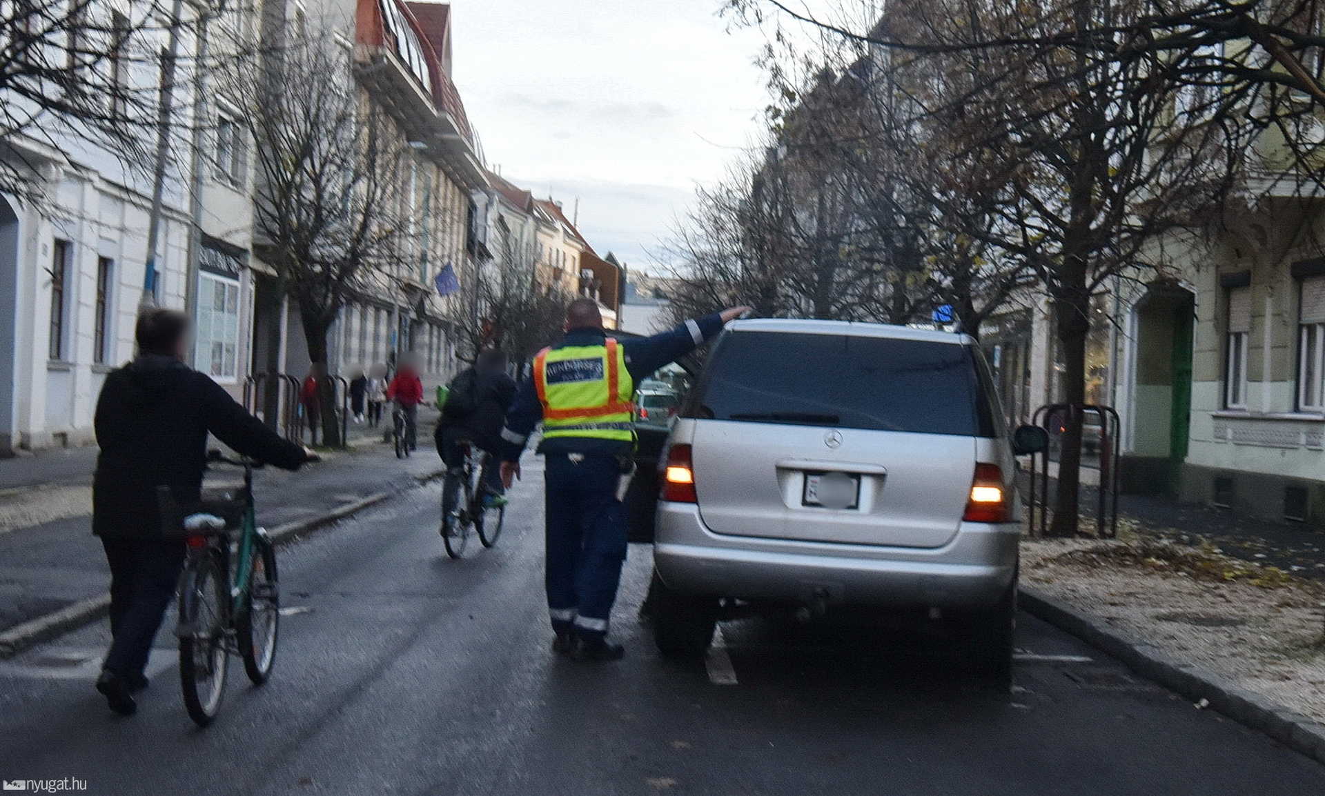 Piros jelzésen áthajtó Mazda sodort el kerékpáros fiút gyalogátkelőhelyen 