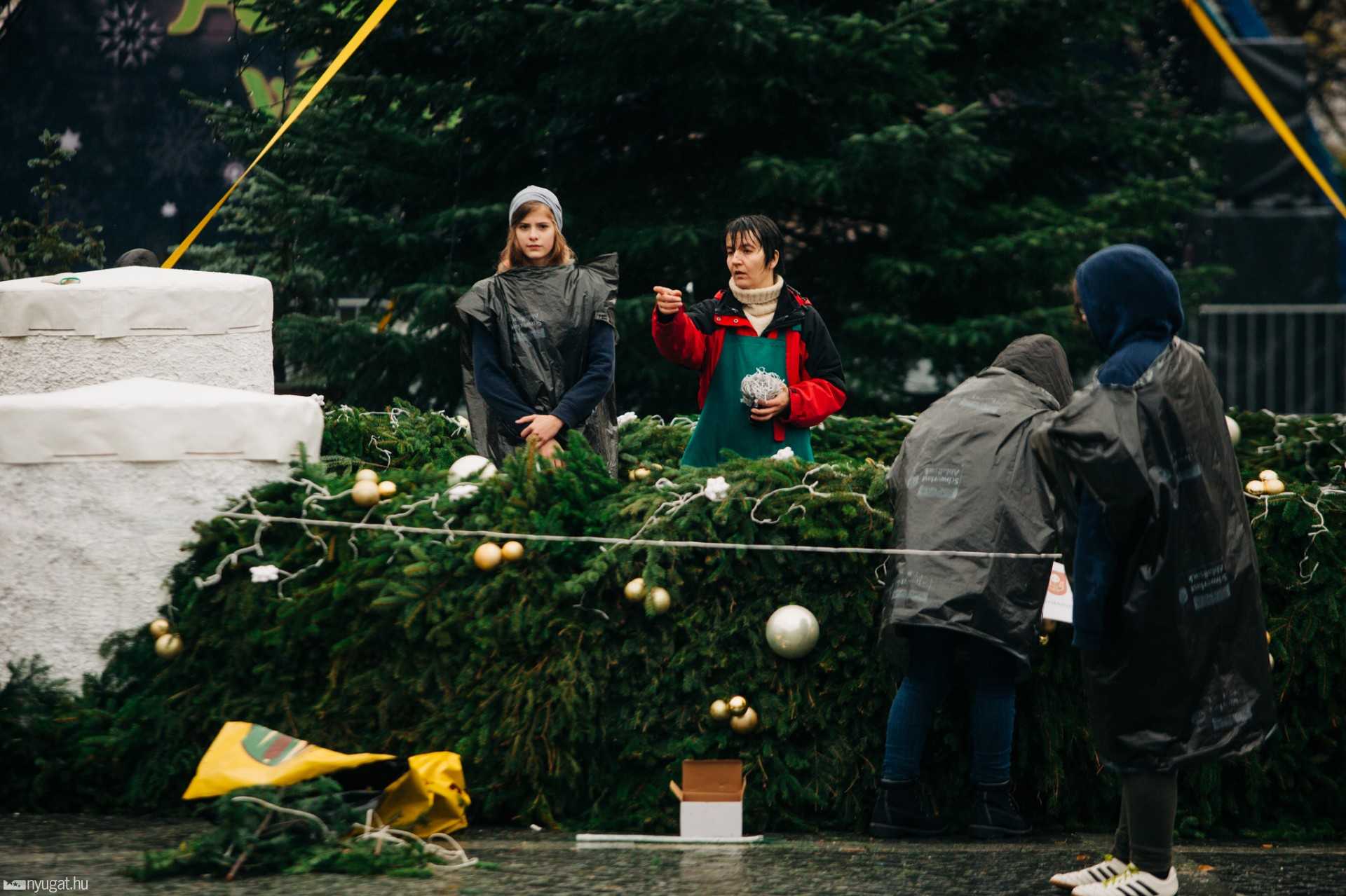 Készül az adventi koszorú a szombathelyi Fő téren