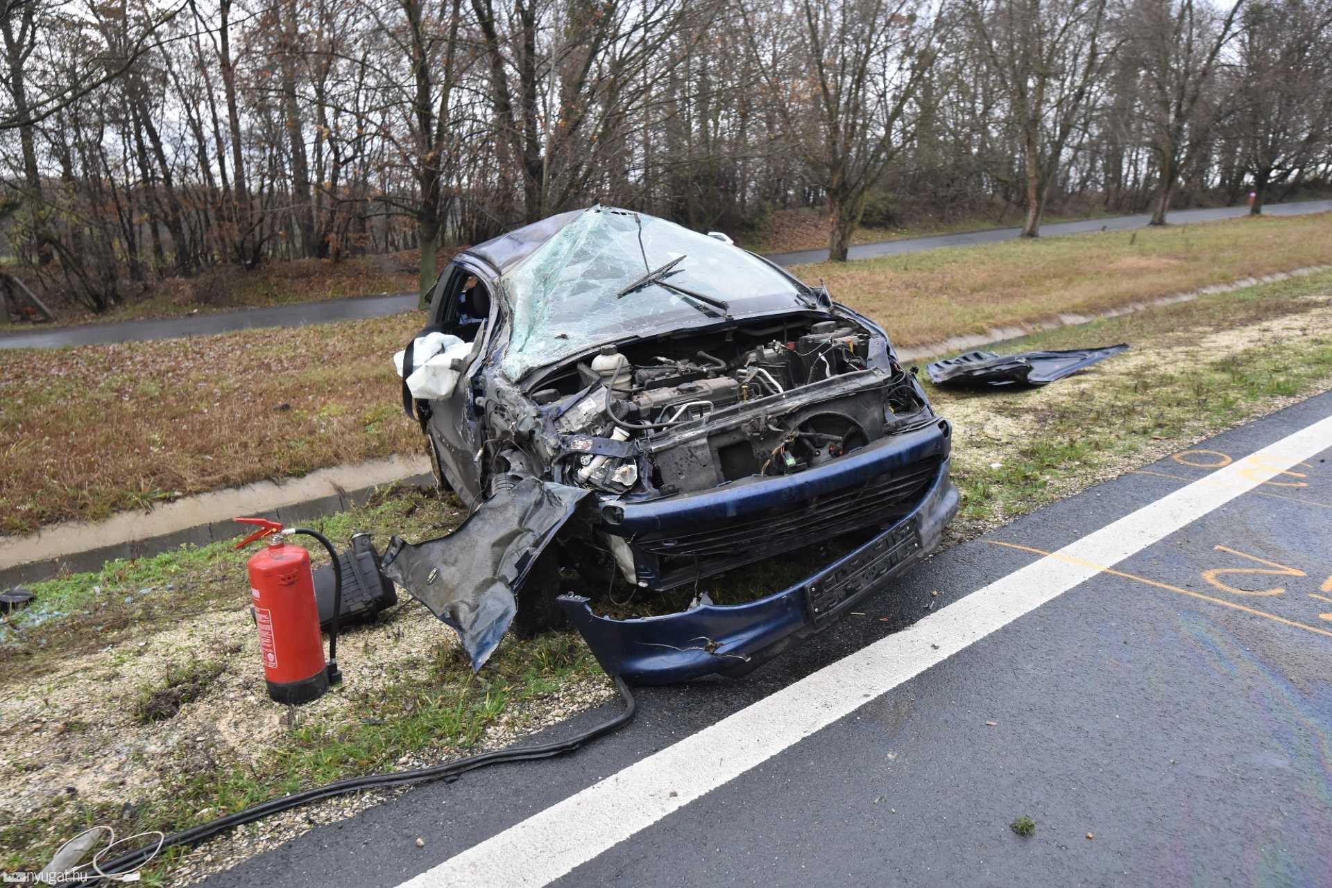 Kanyarodó VW-vel ütközött Peugeot a 8-ason Alsóújlaknál 