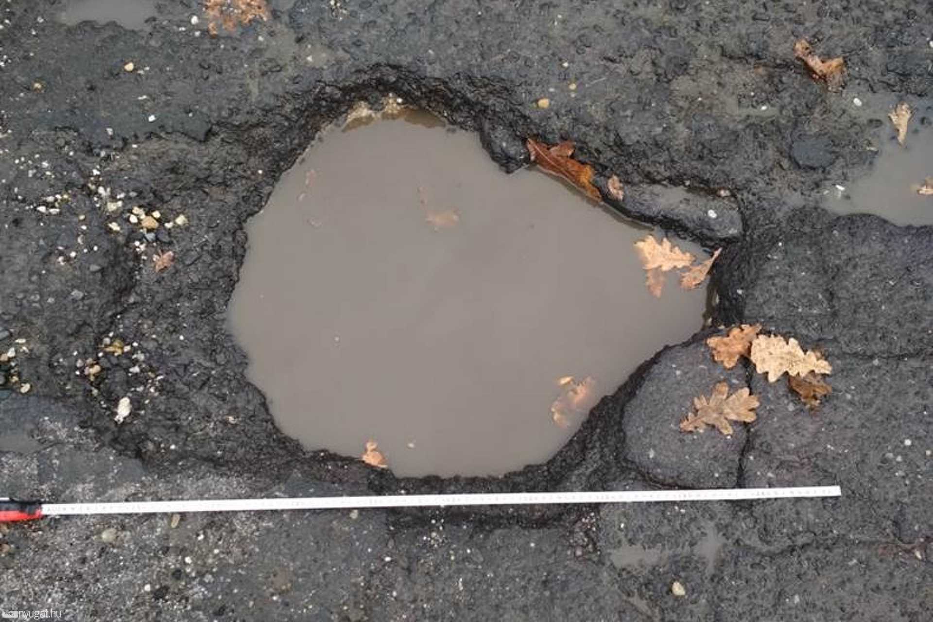 Óriási kátyú a szombathelyi Puskás Tivadar utcában