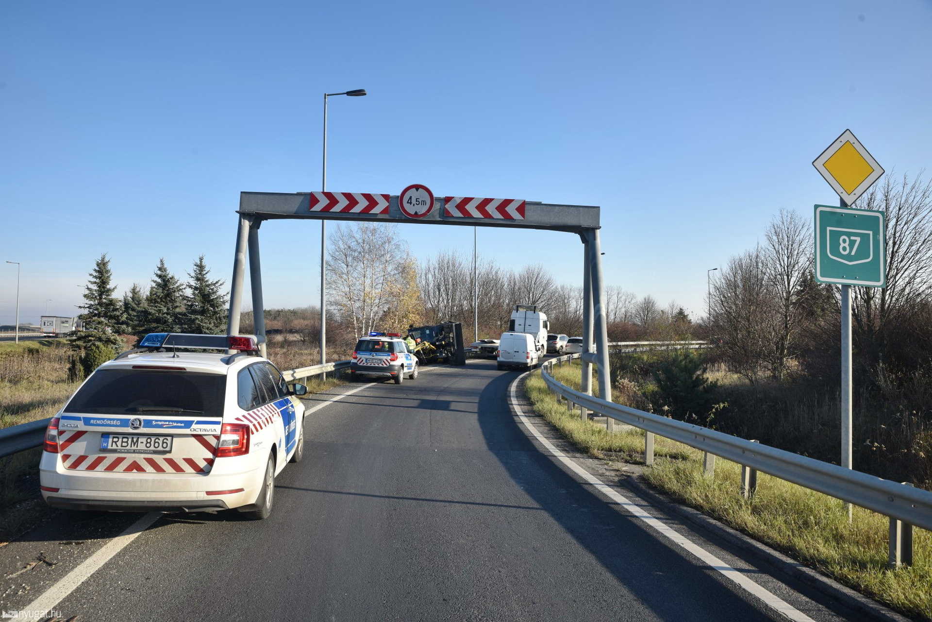 Lánctalpas kotrógép akadt fenn magasságkorlátozó kapun 