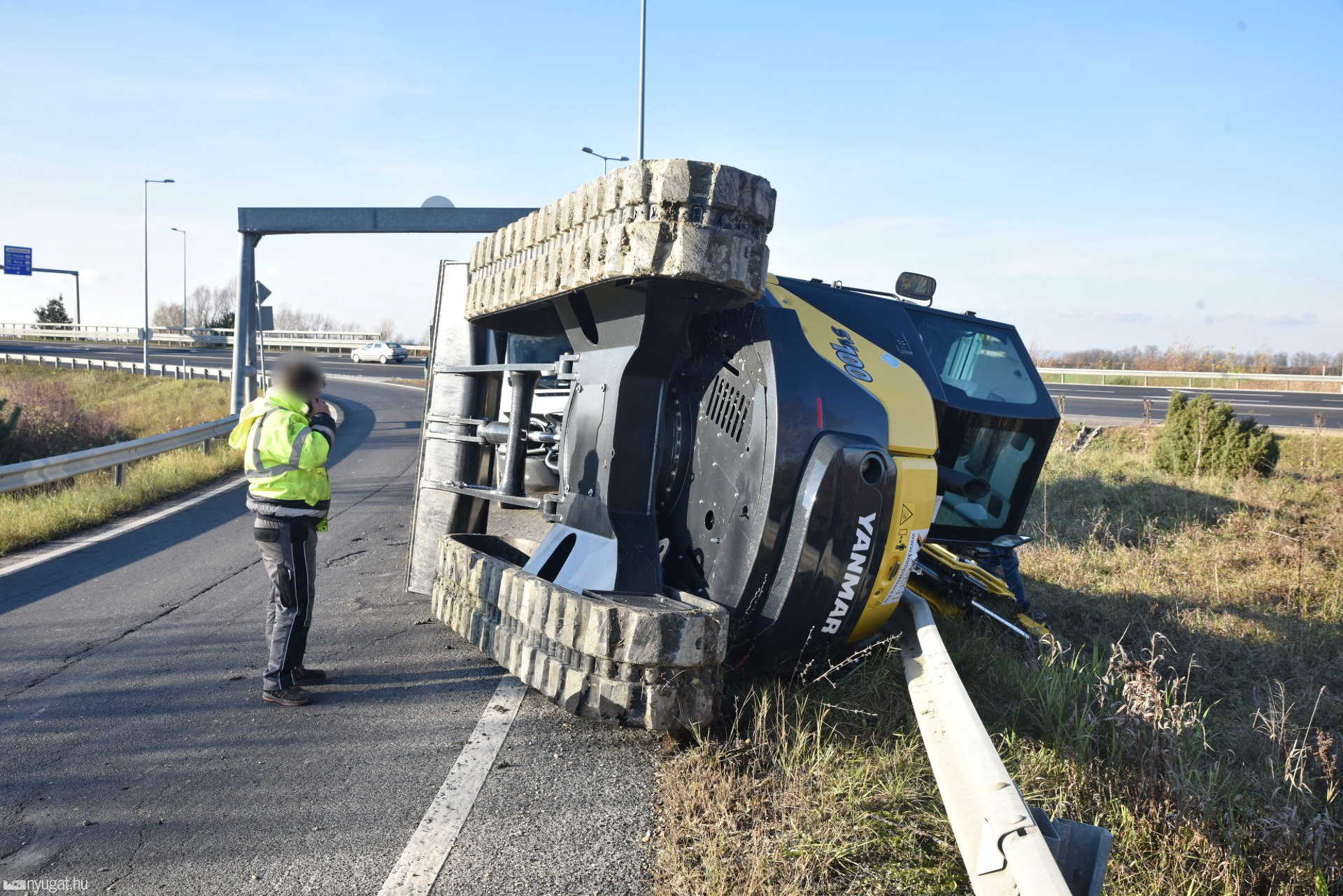 Lánctalpas kotrógép akadt fenn magasságkorlátozó kapun 
