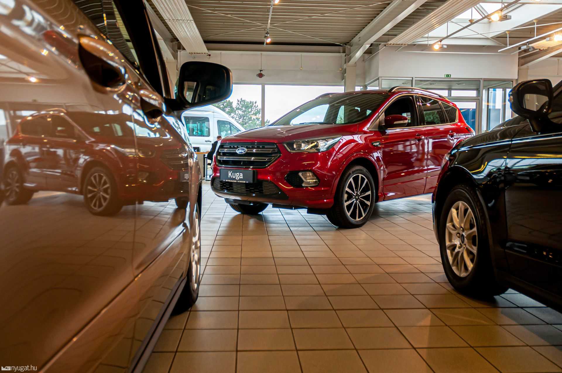 A kifutó benzinmotoros Kuga 6,5 millió forint alatti áron téli csomaggal készletről elvihető