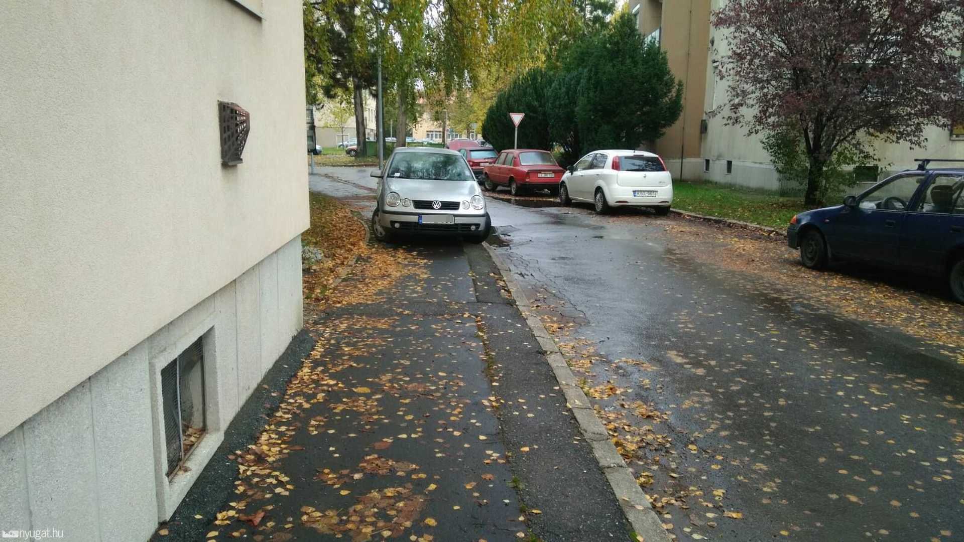 Parkolás a járdán