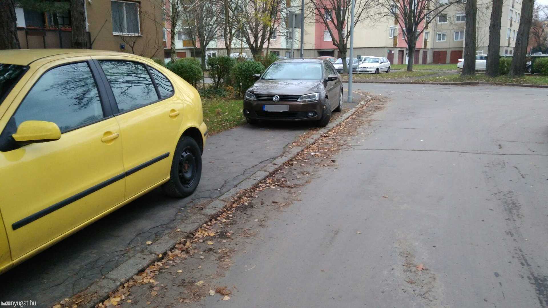 Parkolás a járdán
