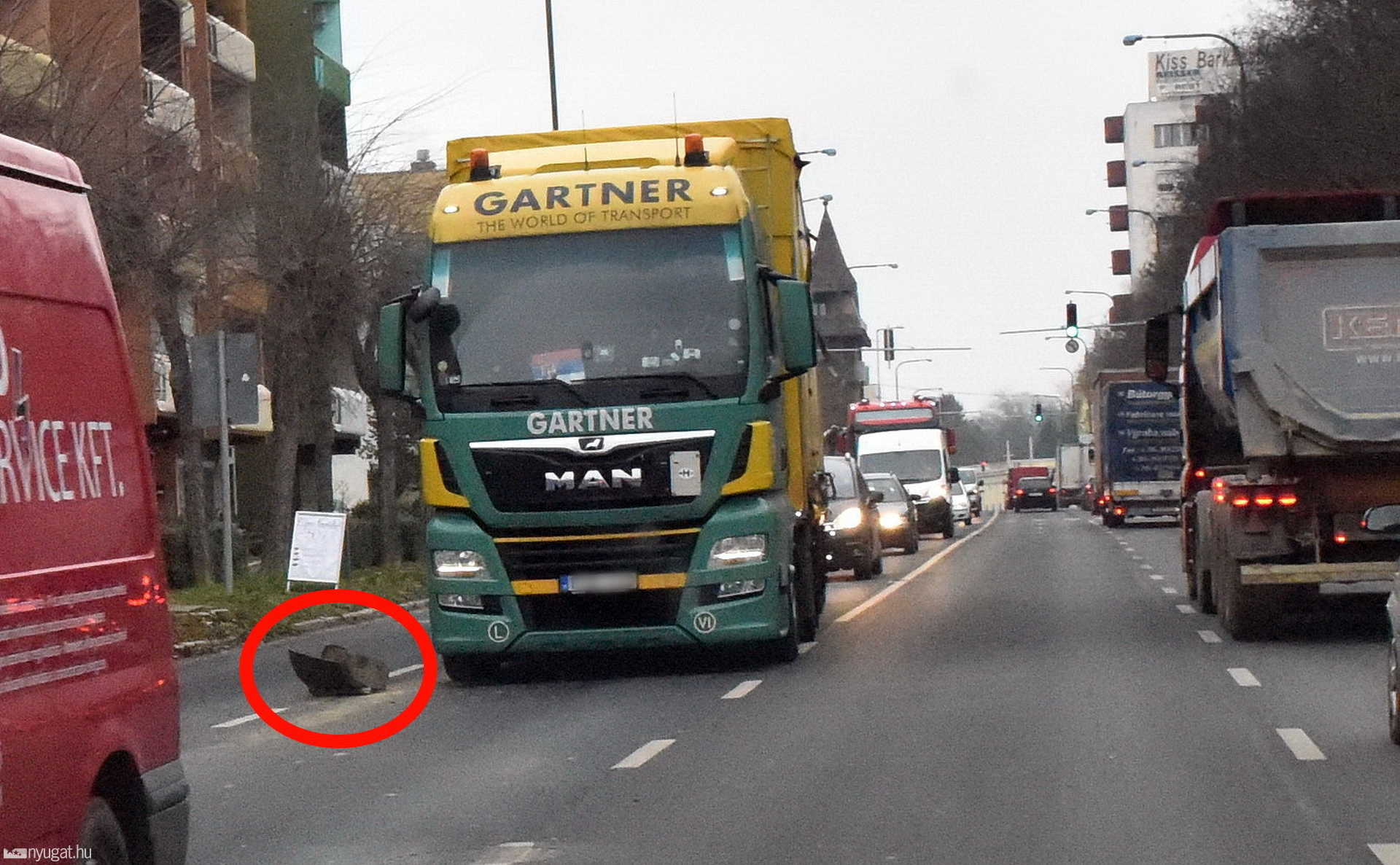 Útakadályt kerülgettek az autók Körmenden