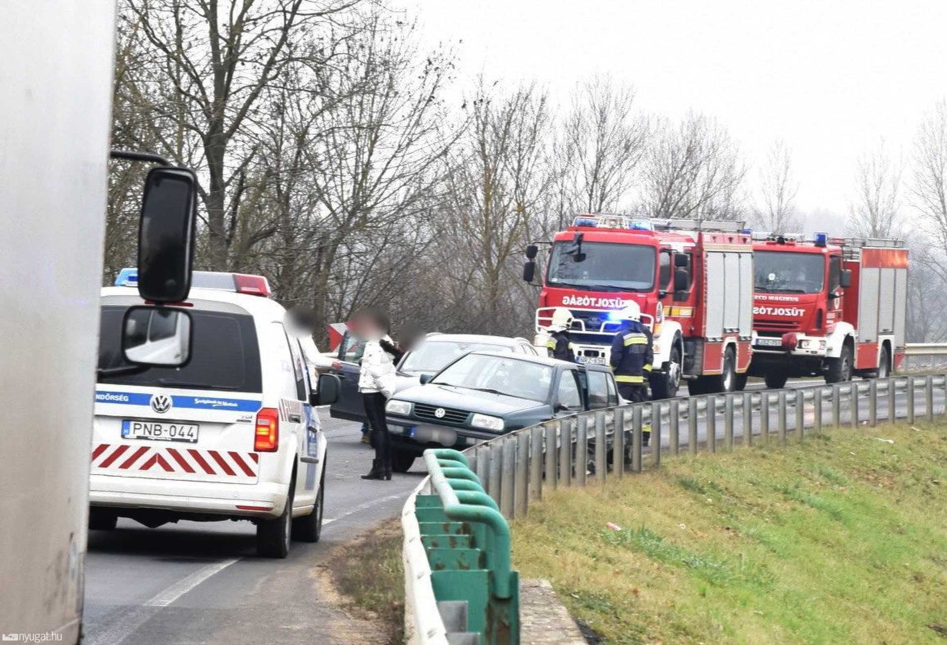 Három autó ütközött a 8-as úton Csákánydoroszlónál