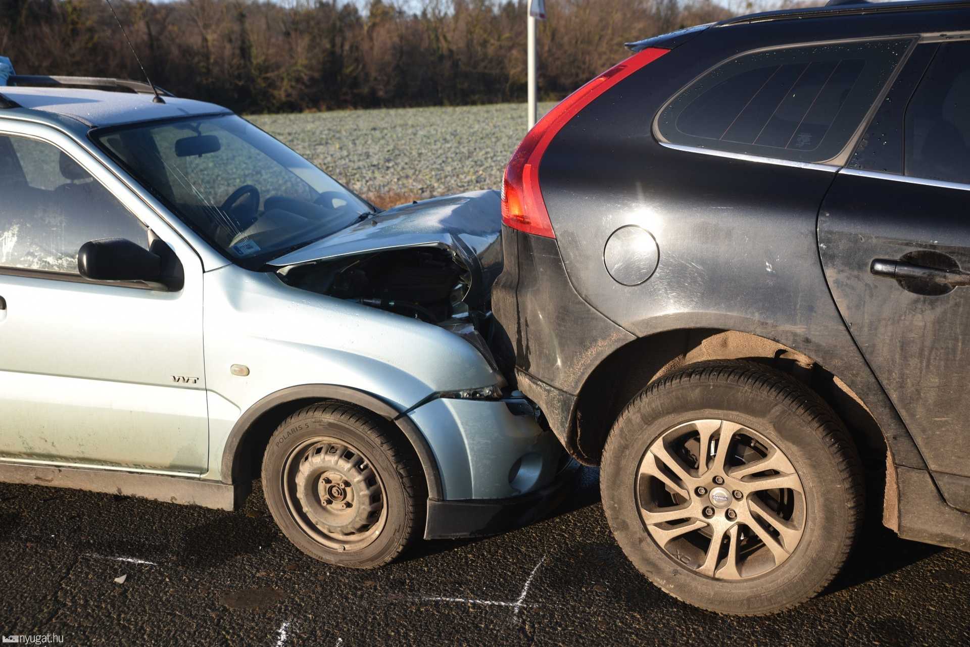 Lassító Volvóba ütközött a Suzuki 