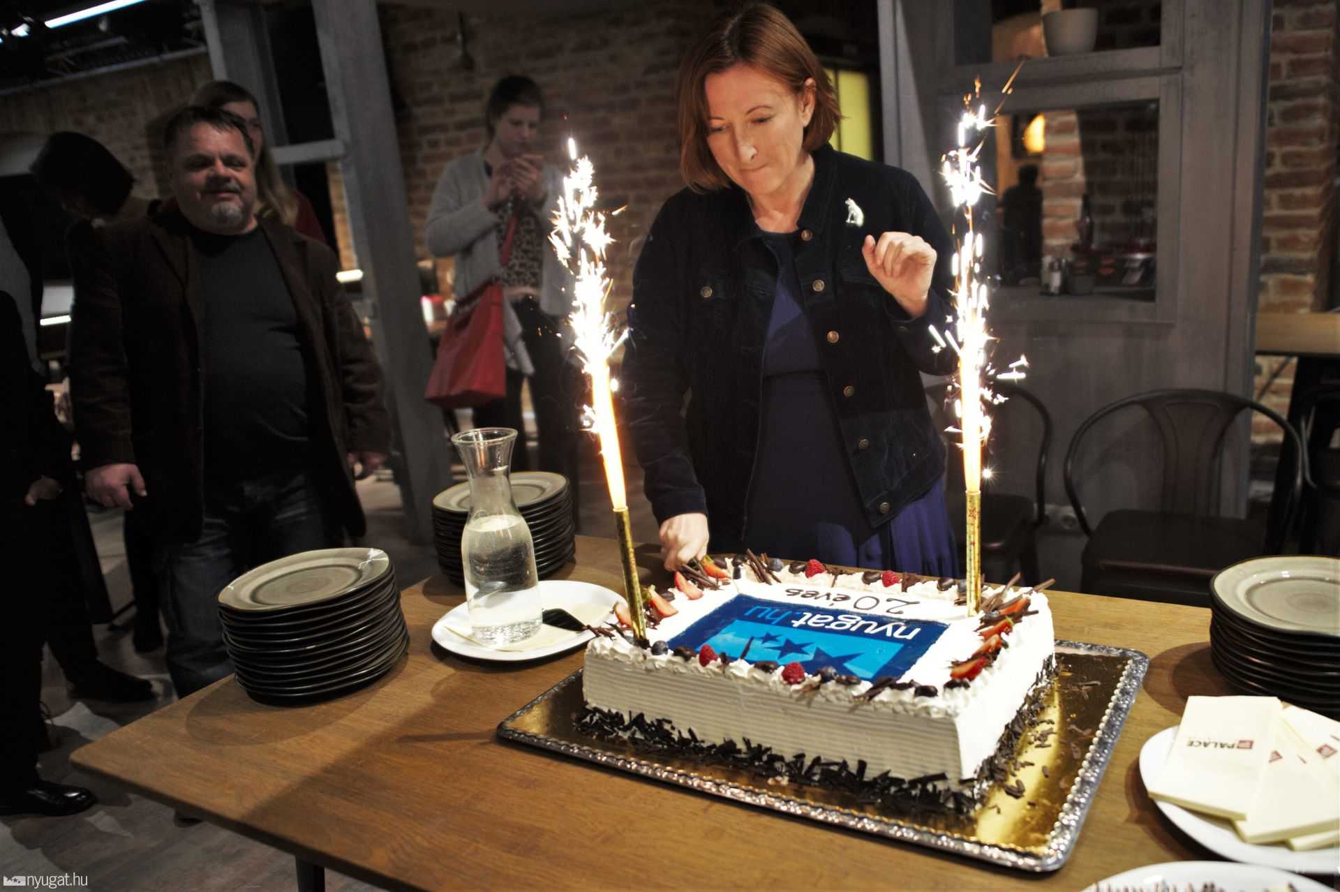Roznár Gyöngyi főszerkesztő és a torta