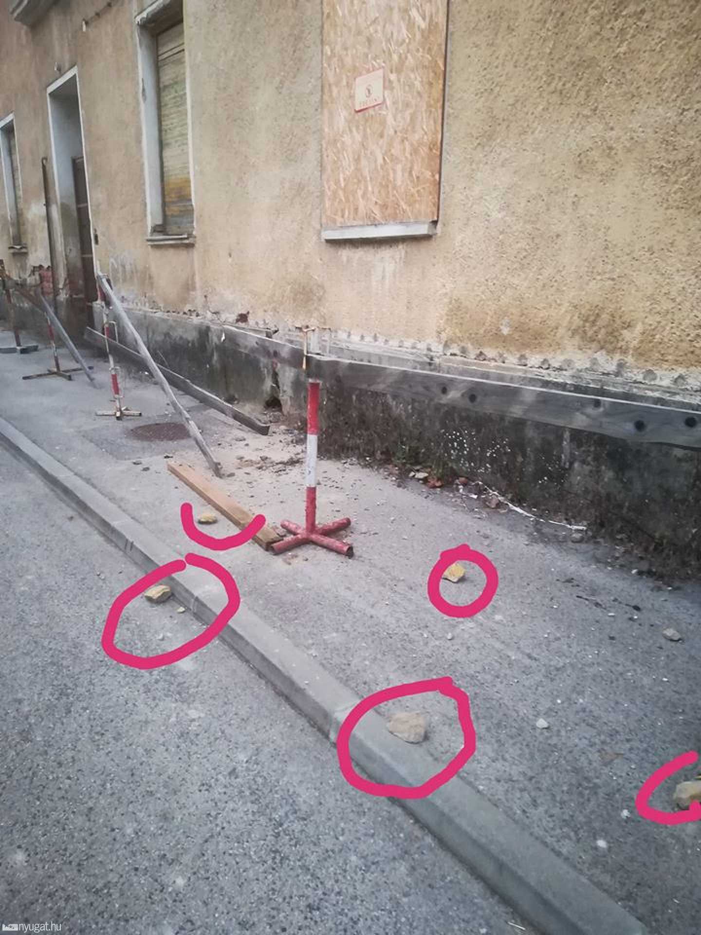 Tégla és vakolatdarabok potyognak a szentgotthéárdi szellemhotelről