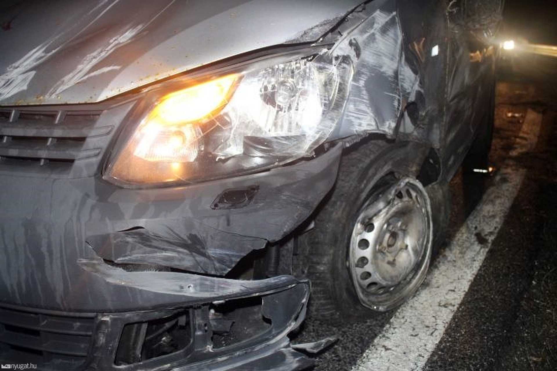 Szalagkorlátnak csapódott, majd elfutott a sofőr a helyszínről