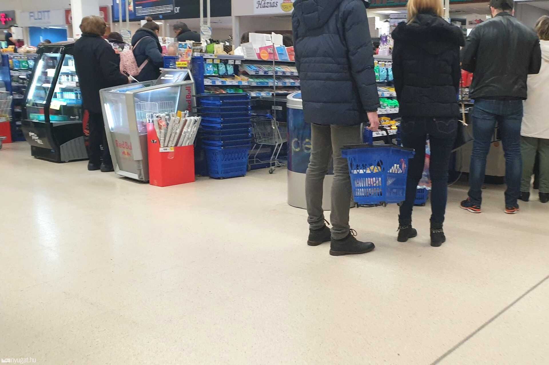 Több kassza működik, rövidebbek a sorok