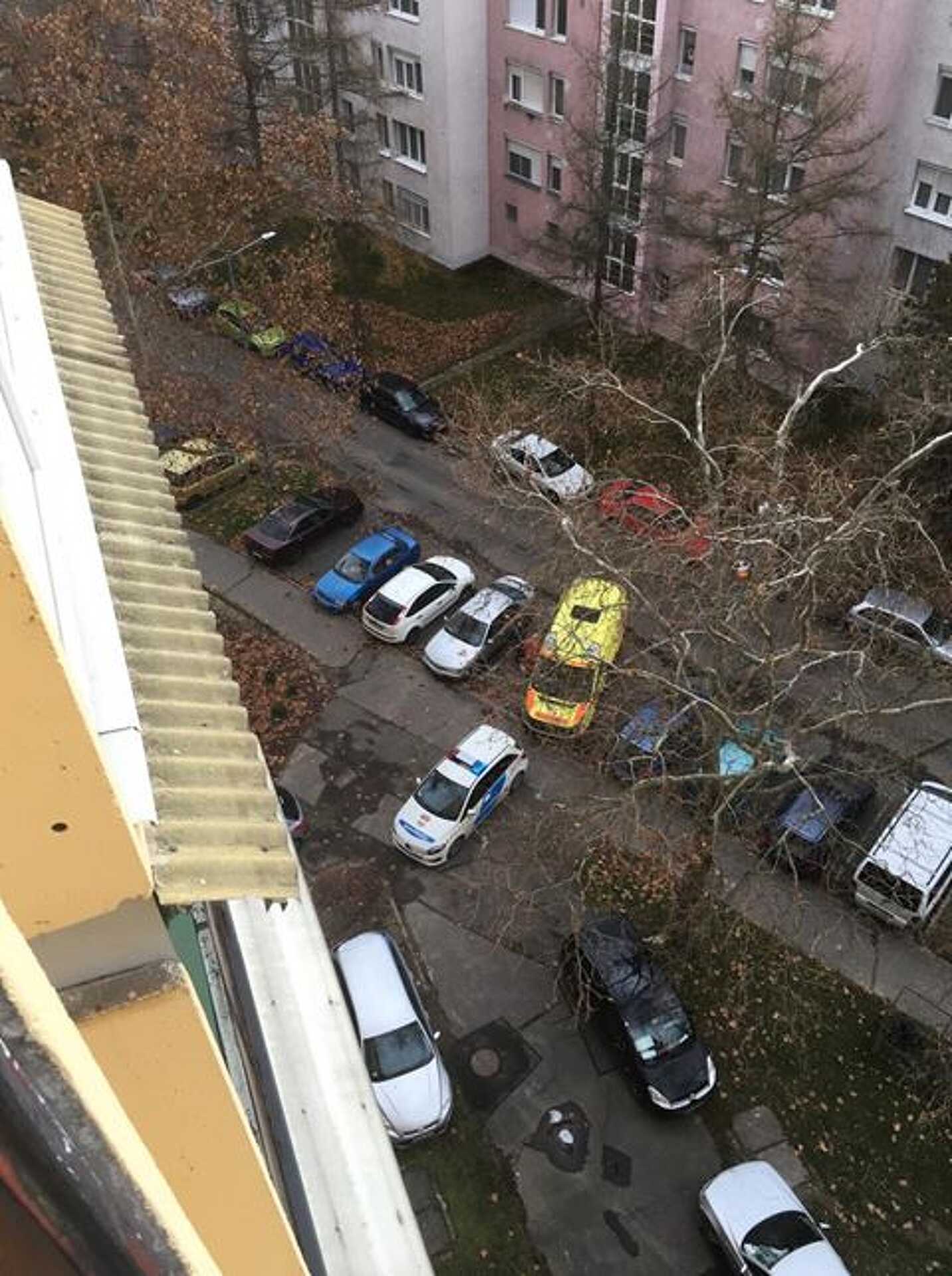 Rendőrség és mentő a Rohonci út egyik házánál