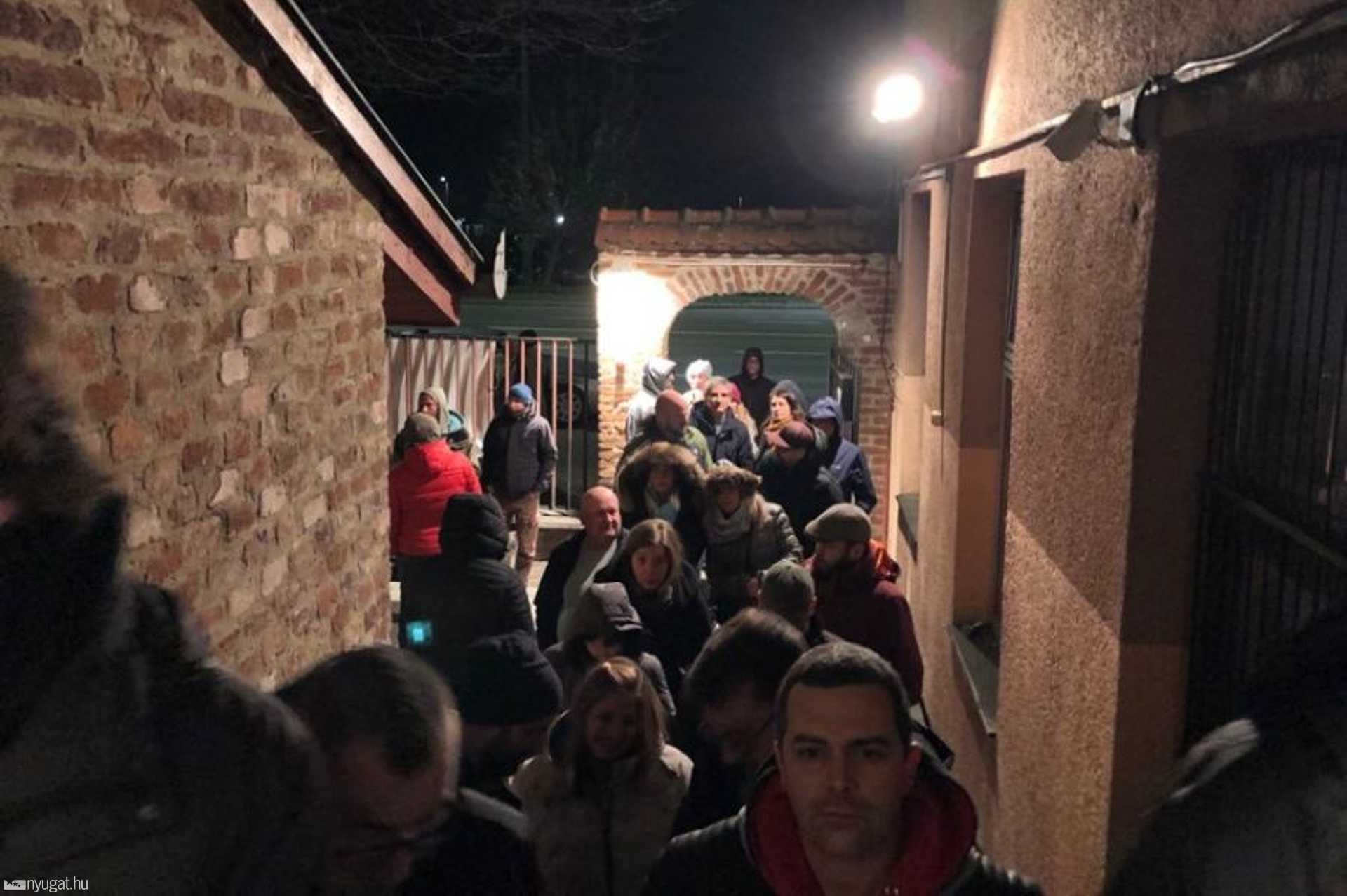 Sorbanállás az Anima karávsonyi koncertjére