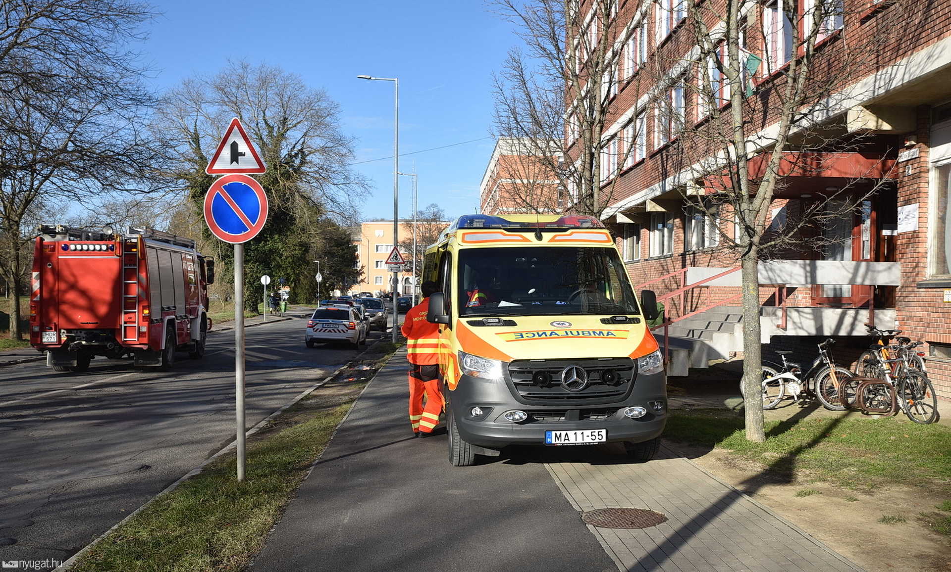 Rosszulléthez érkeztek a mentők, közben kigyulladt egy mikrohullámú sütő egy szombathelyi kollégiumban
