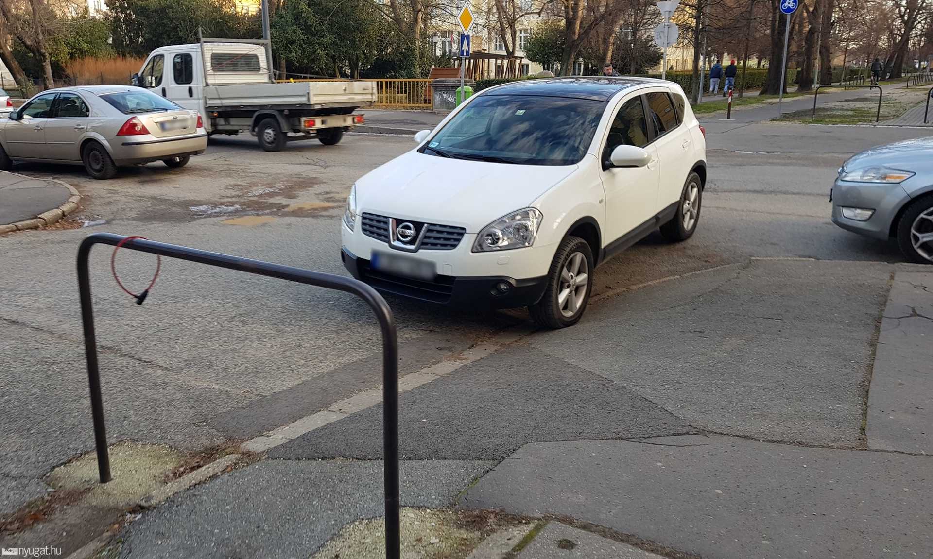 Parkolási csodák Szombathelyen a Gyöngyösparti sétányon