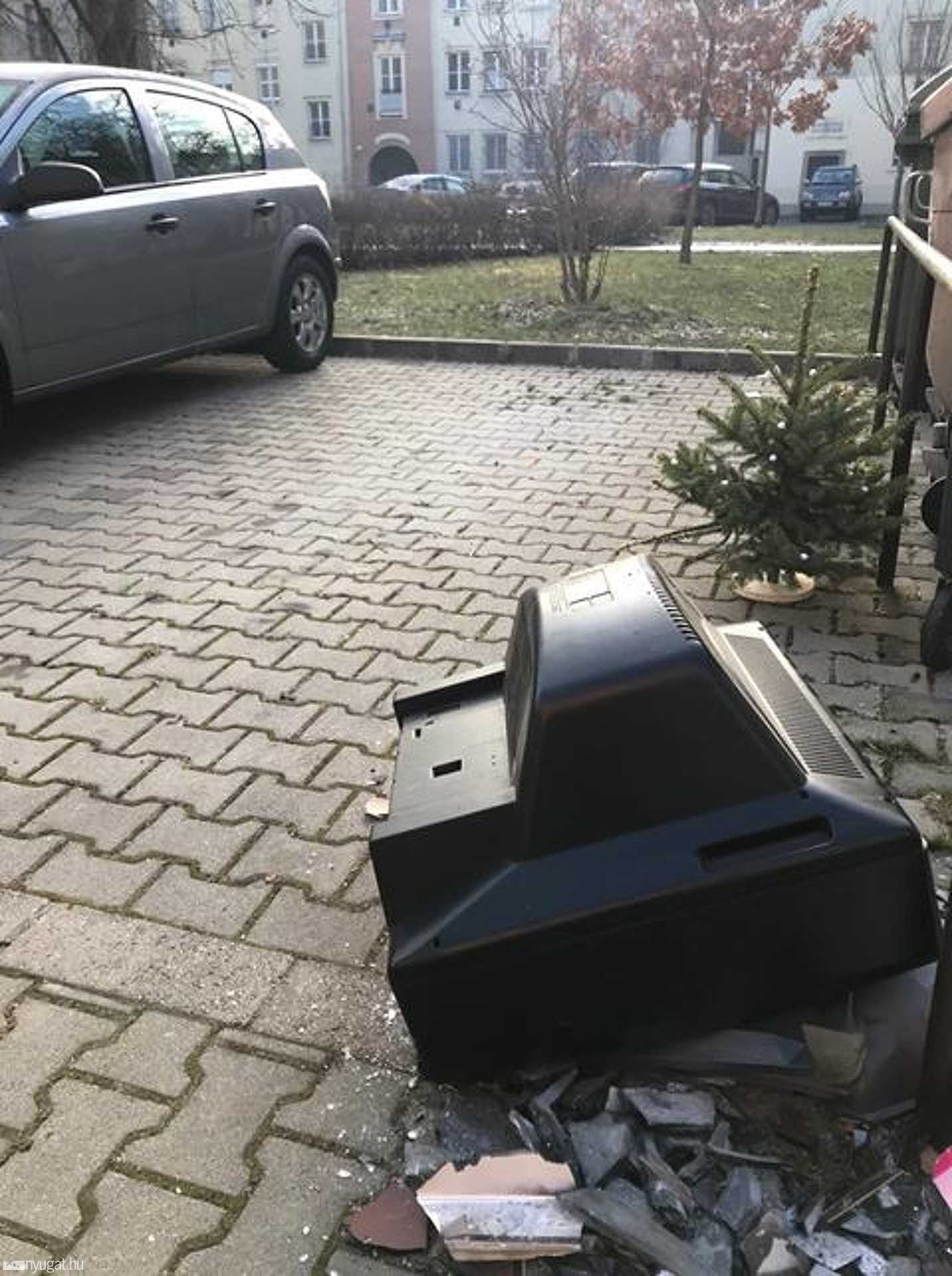 TV parkol a szombathelyi Király utcai tömbbelsőben