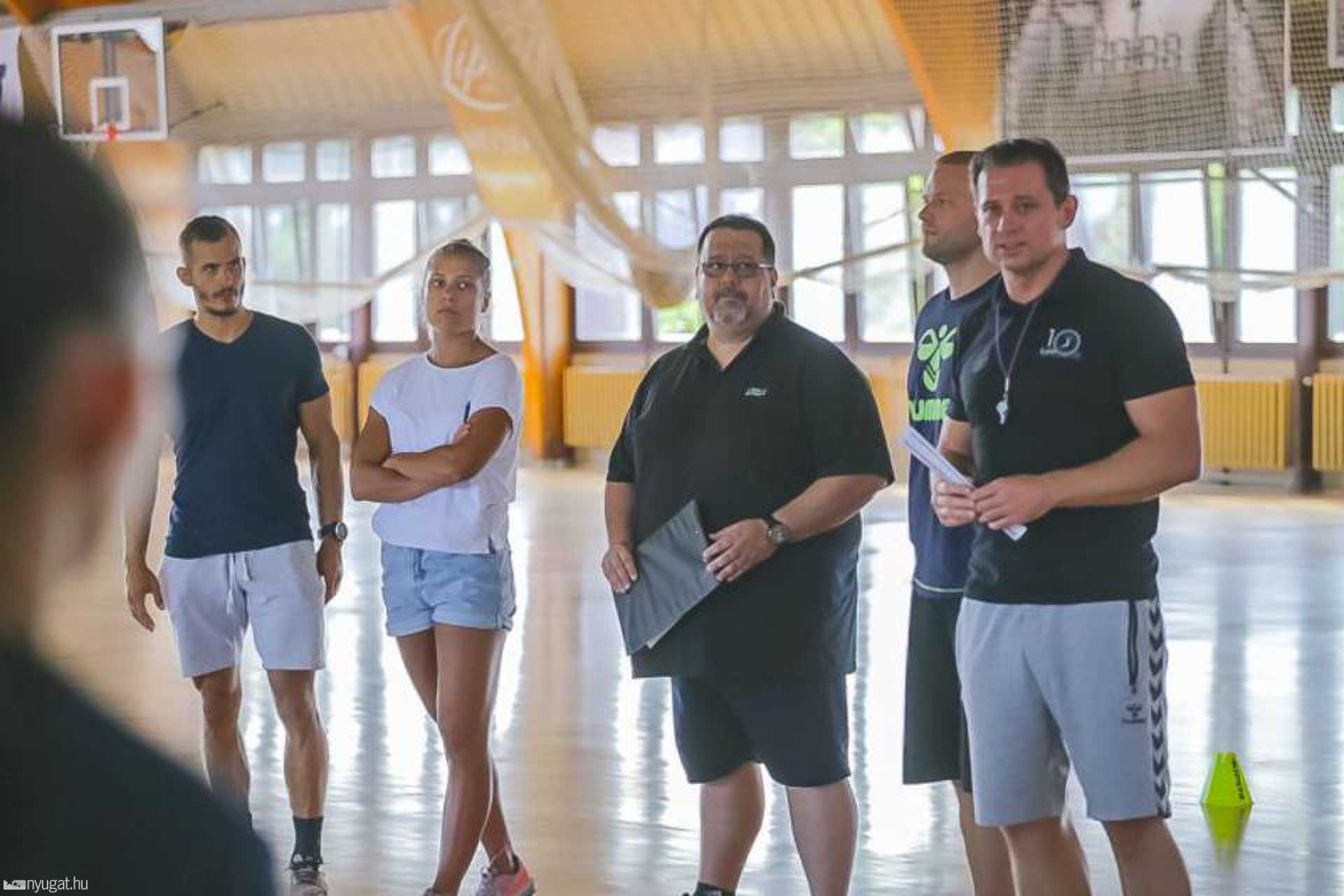 Balogh Sándor (középen) utánpótlás szakmai igazgató