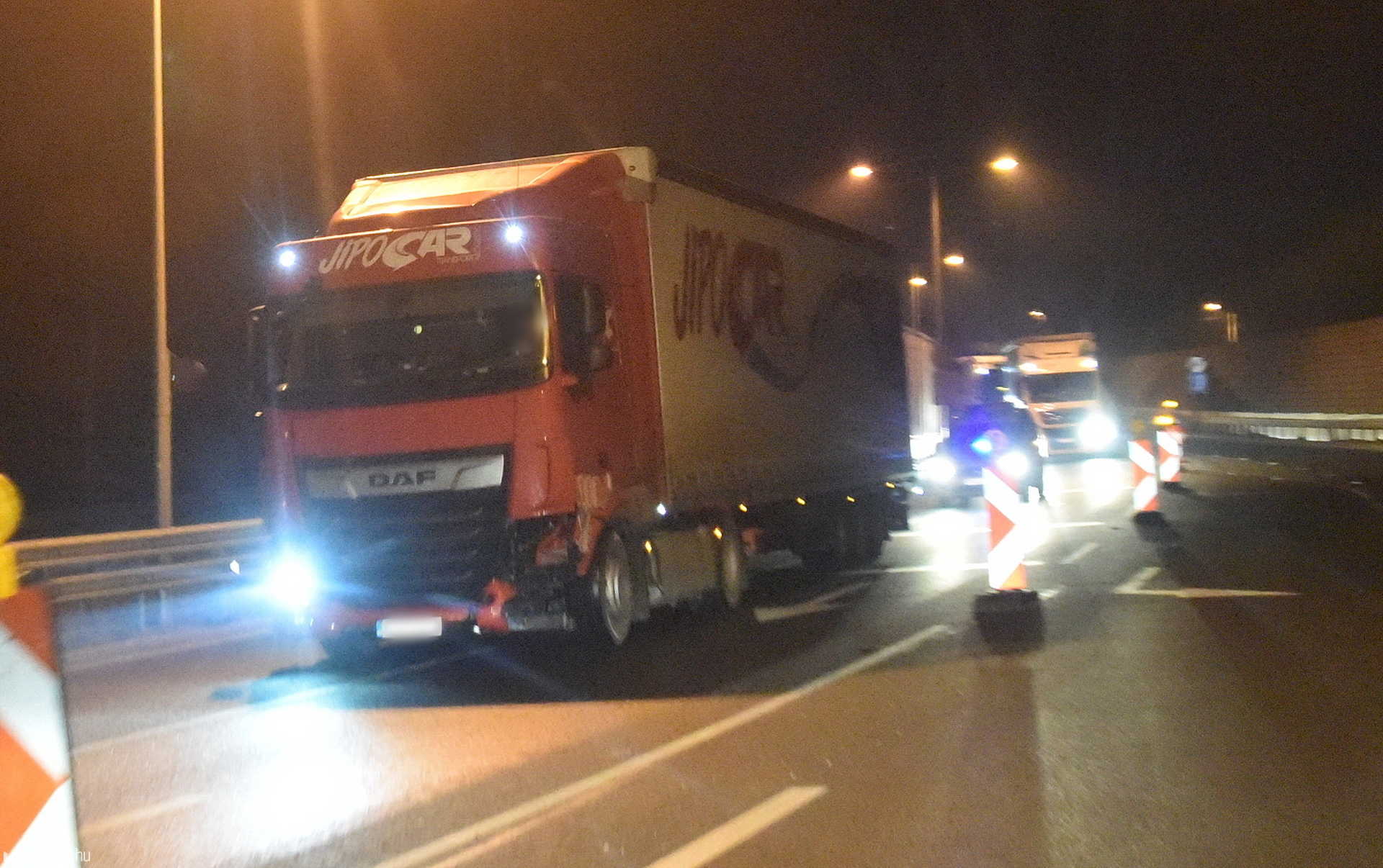 Külső sávból kanyarodott balra, Opellel ütközött egy DAF kamion a 86-oson 