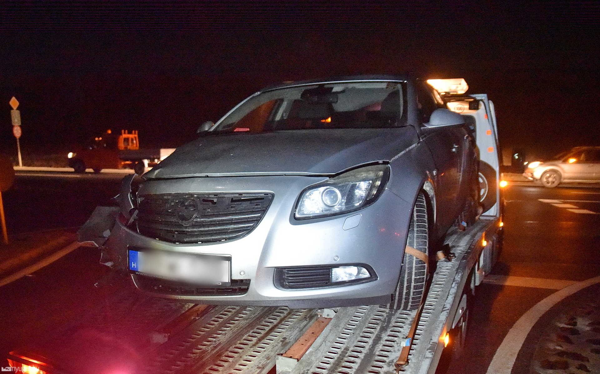 Külső sávból kanyarodott balra, Opellel ütközött egy DAF kamion a 86-oson 