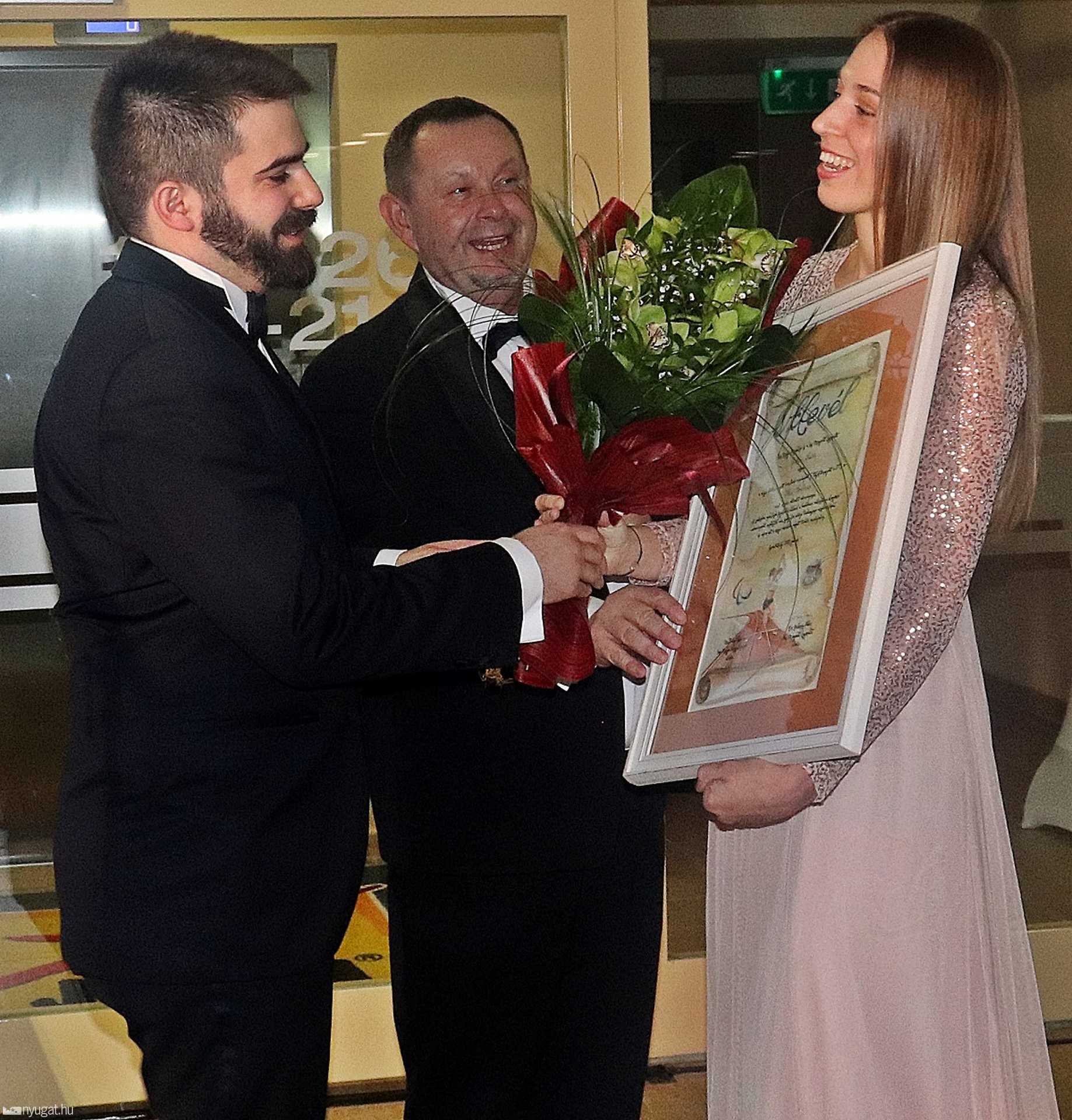 Majtényi László és Balázsy Péter gratulál Ekler Lucának