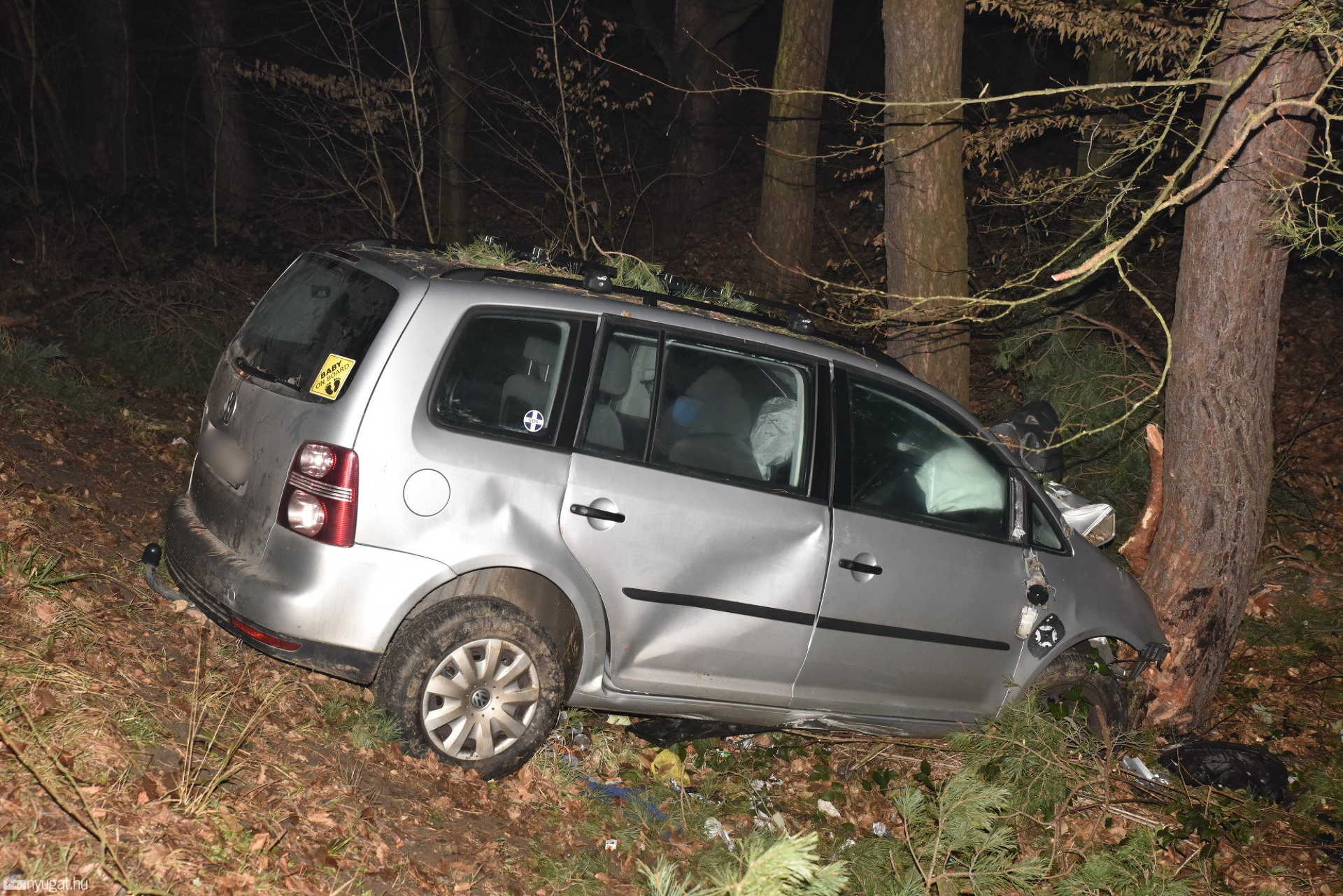 Fának csapódott egy VW Kőszeg és Horvátzsidány között