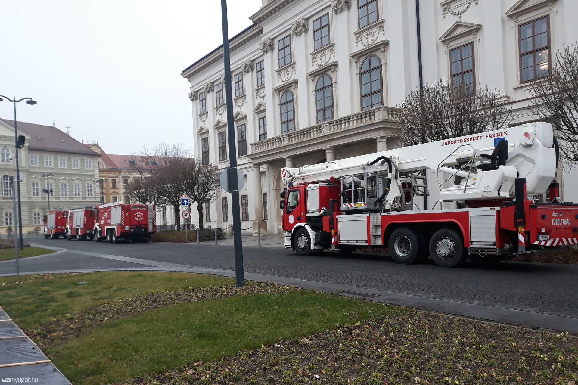 Tűzoltók gyakorlatoznak a szombathelyi megyeházán