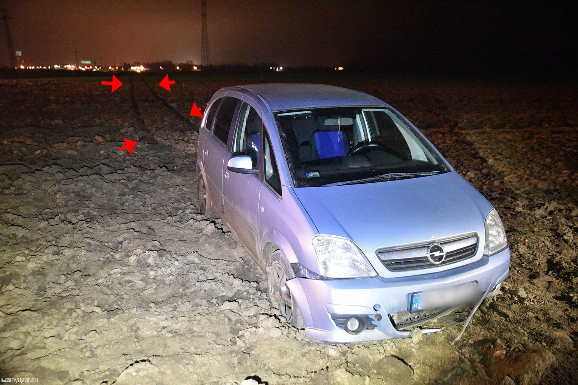 Hosszan haladt a szántóföldön az Opel