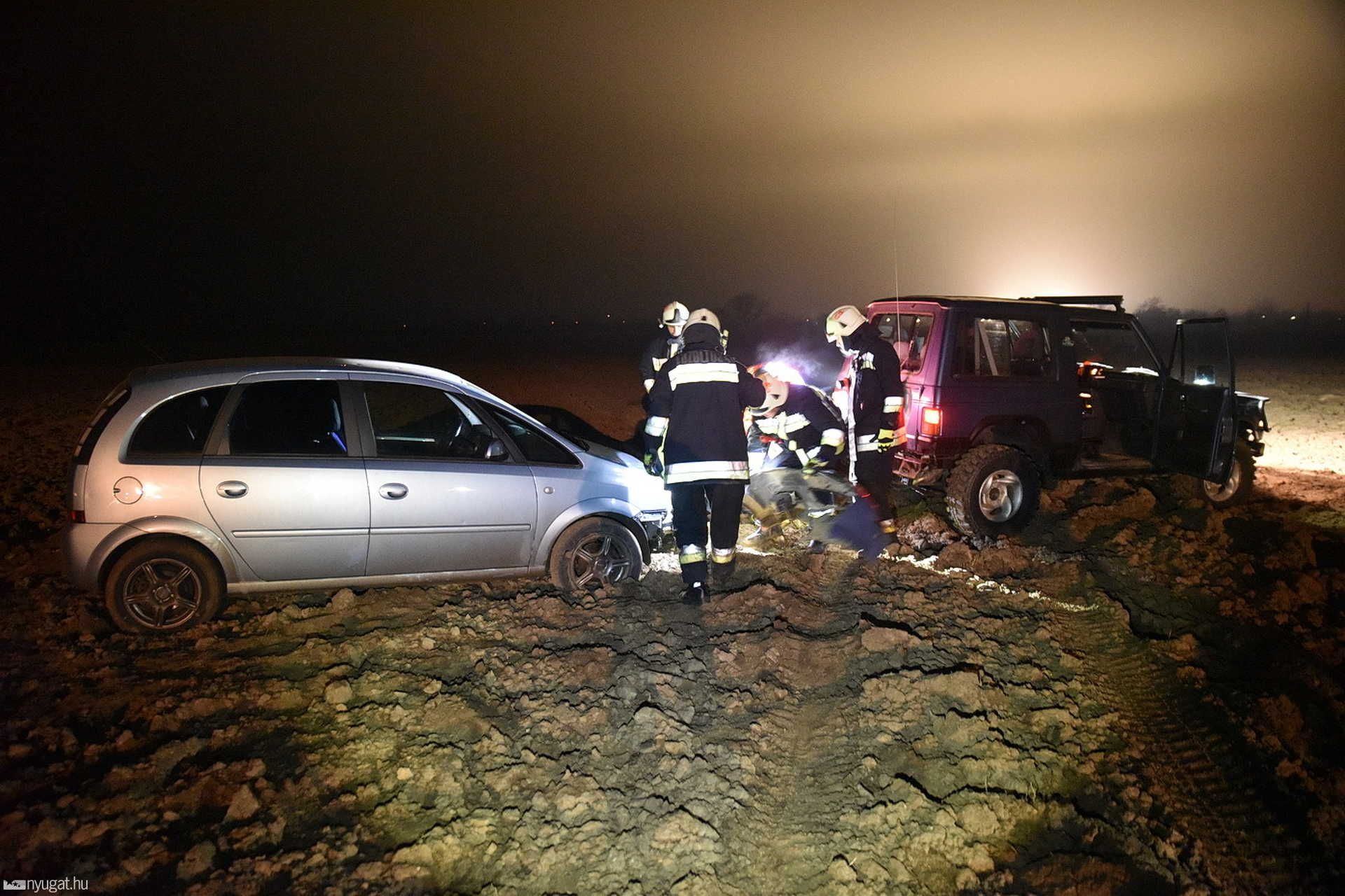 Terepjáró vontatta vissza az útra az Opelt