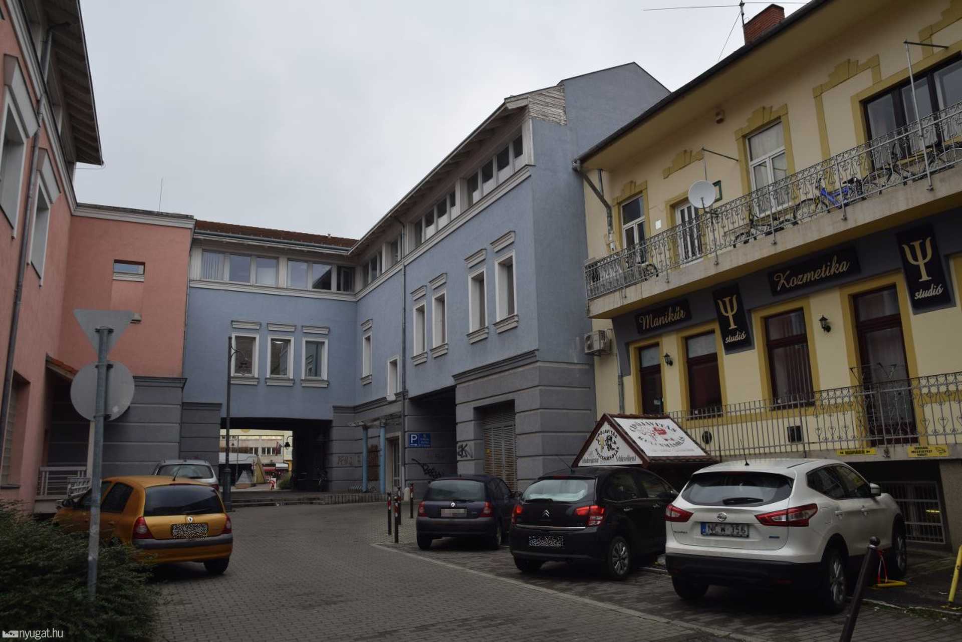 Valahová ide költözik az intézmény. Az egykori UPC irodák is üresek
