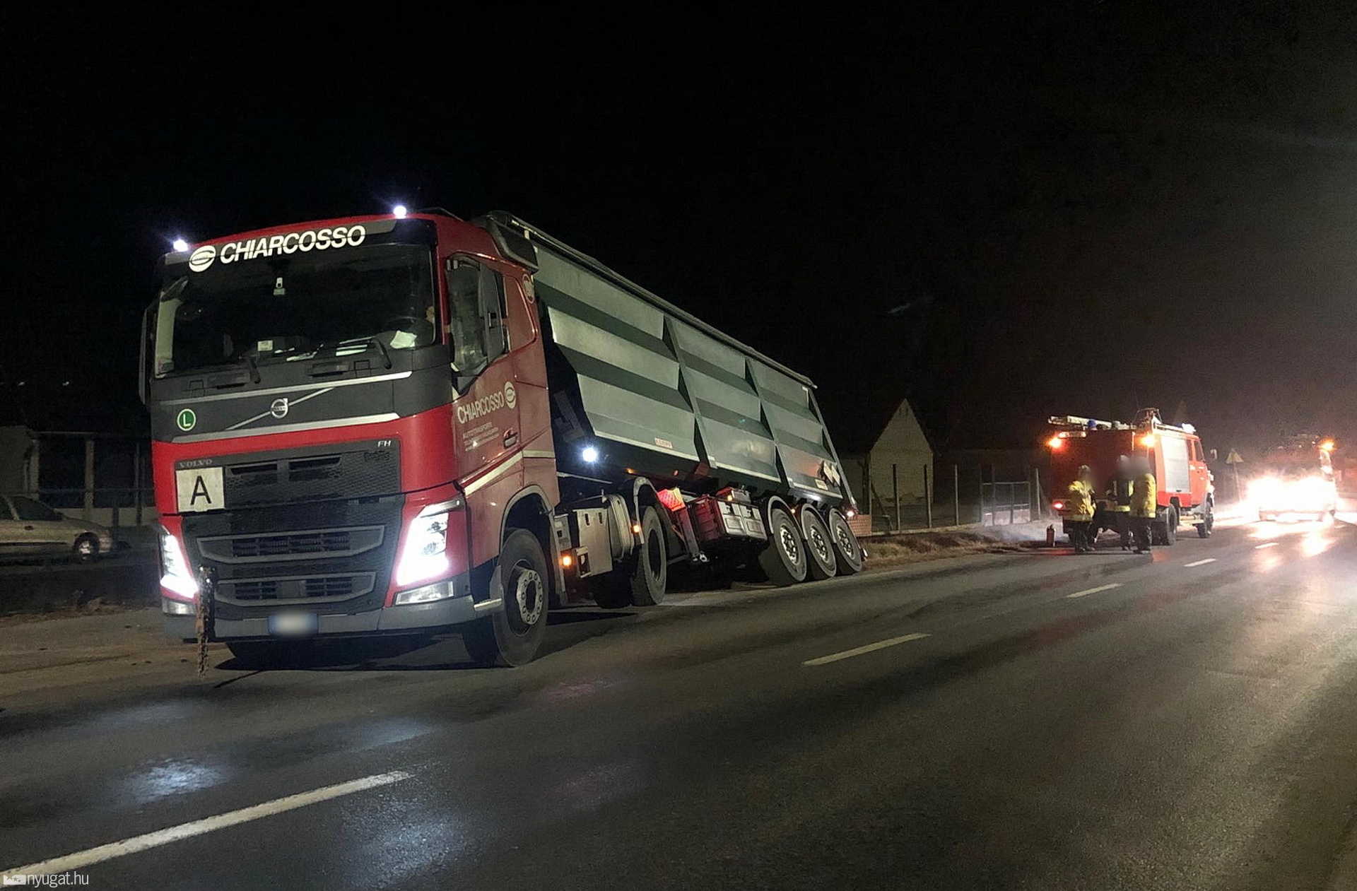 Hulladékvasat szállító Volvo hajtott árokba Rönökön