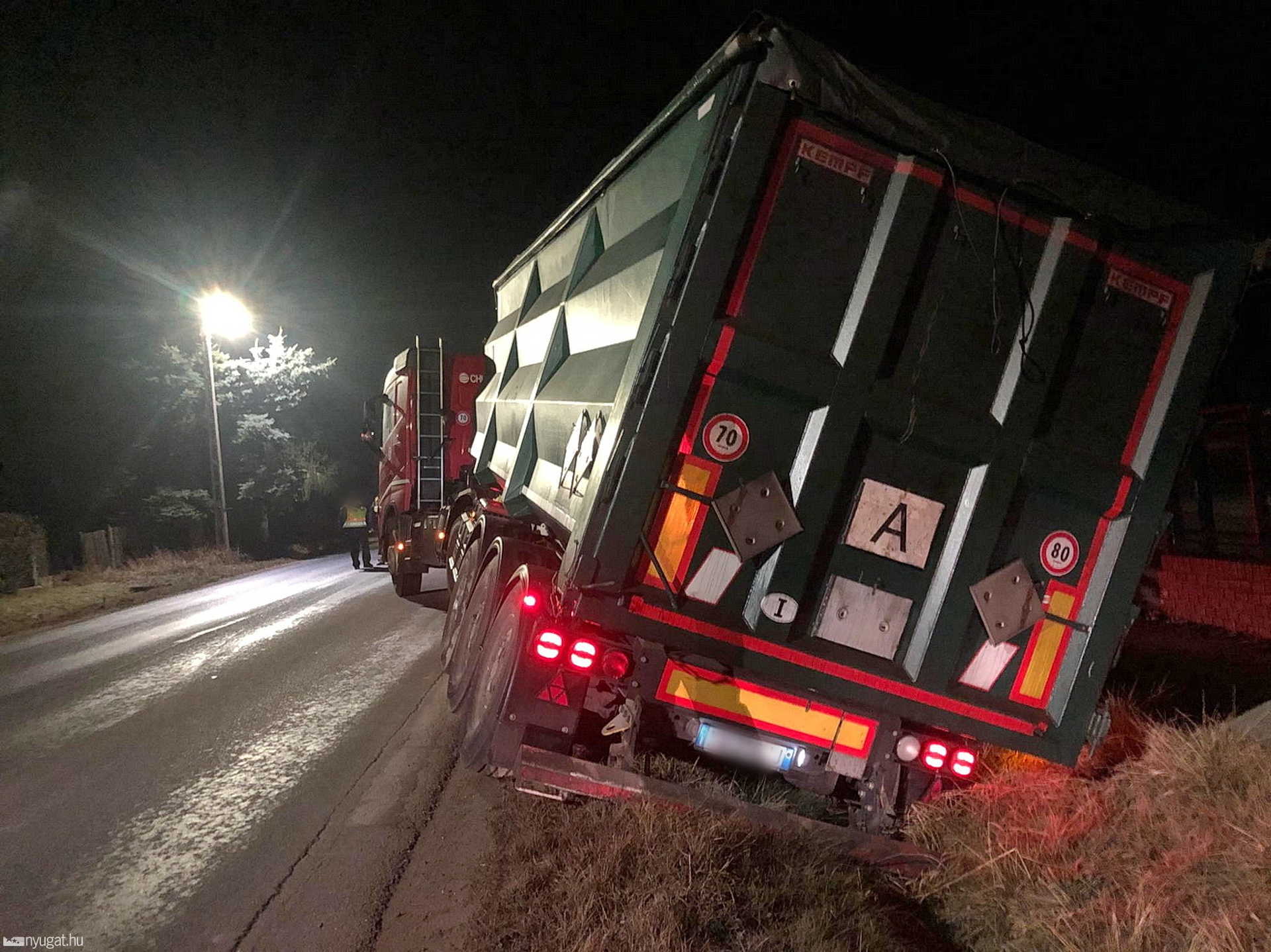 Hulladékvasat szállító Volvo hajtott árokba Rönökön