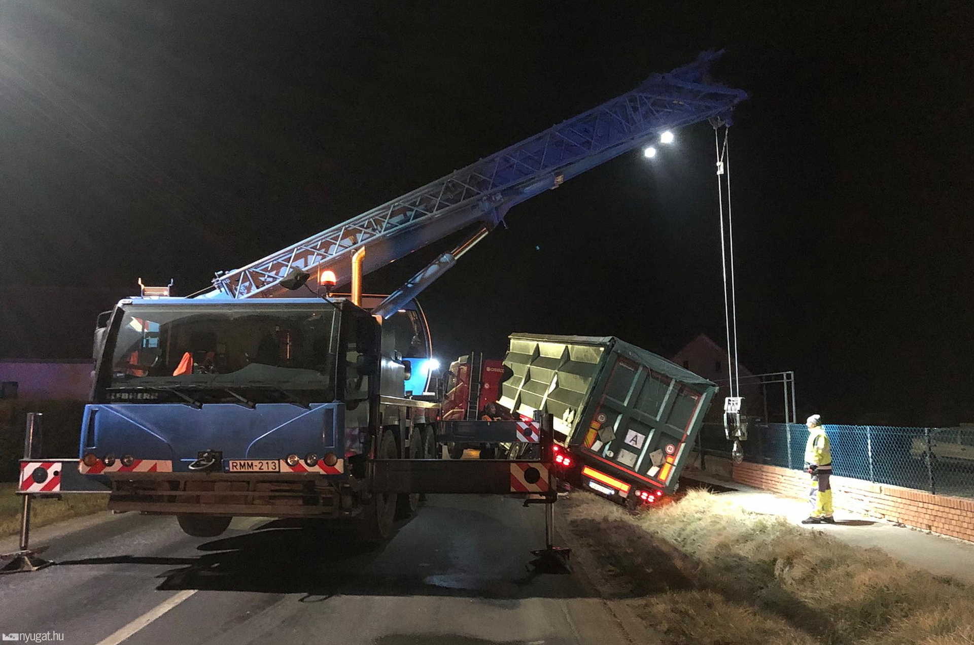 Hulladékvasat szállító Volvo hajtott árokba Rönökön