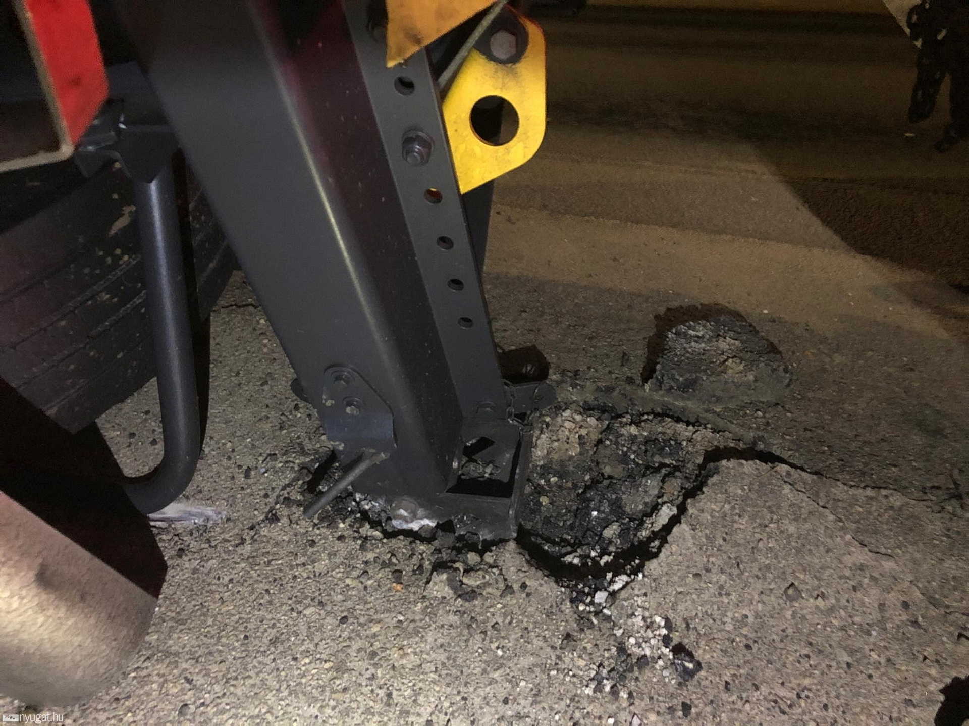 Hulladékvasat szállító Volvo hajtott árokba Rönökön
