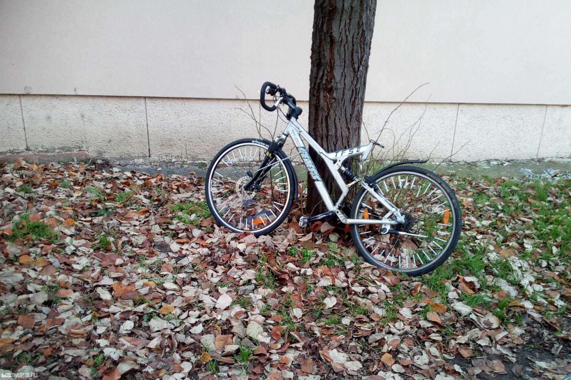 Biciklik a parkolóban